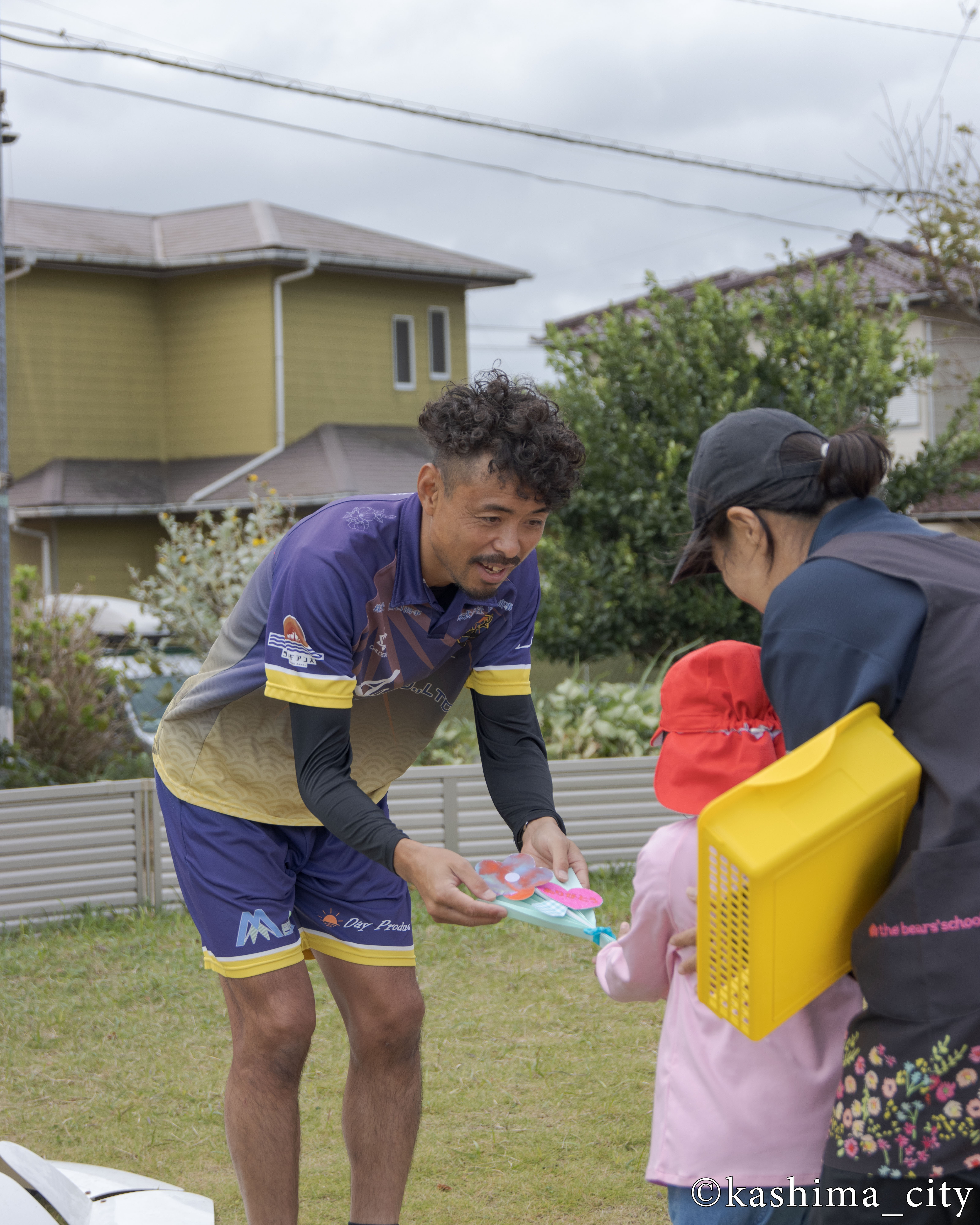 園児からのプレゼントを受け取る青木さん