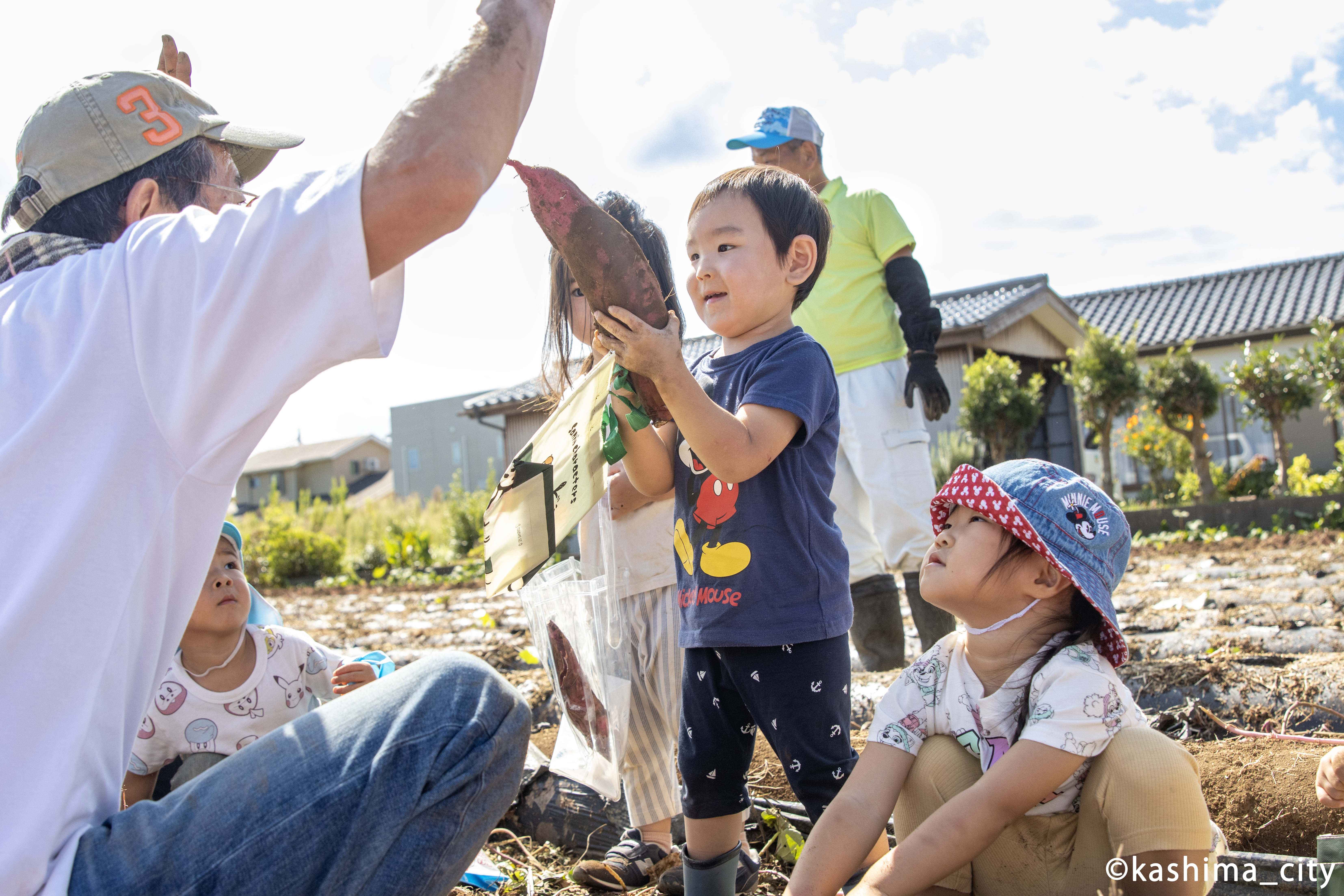 地域の方と収穫を喜ぶ様子