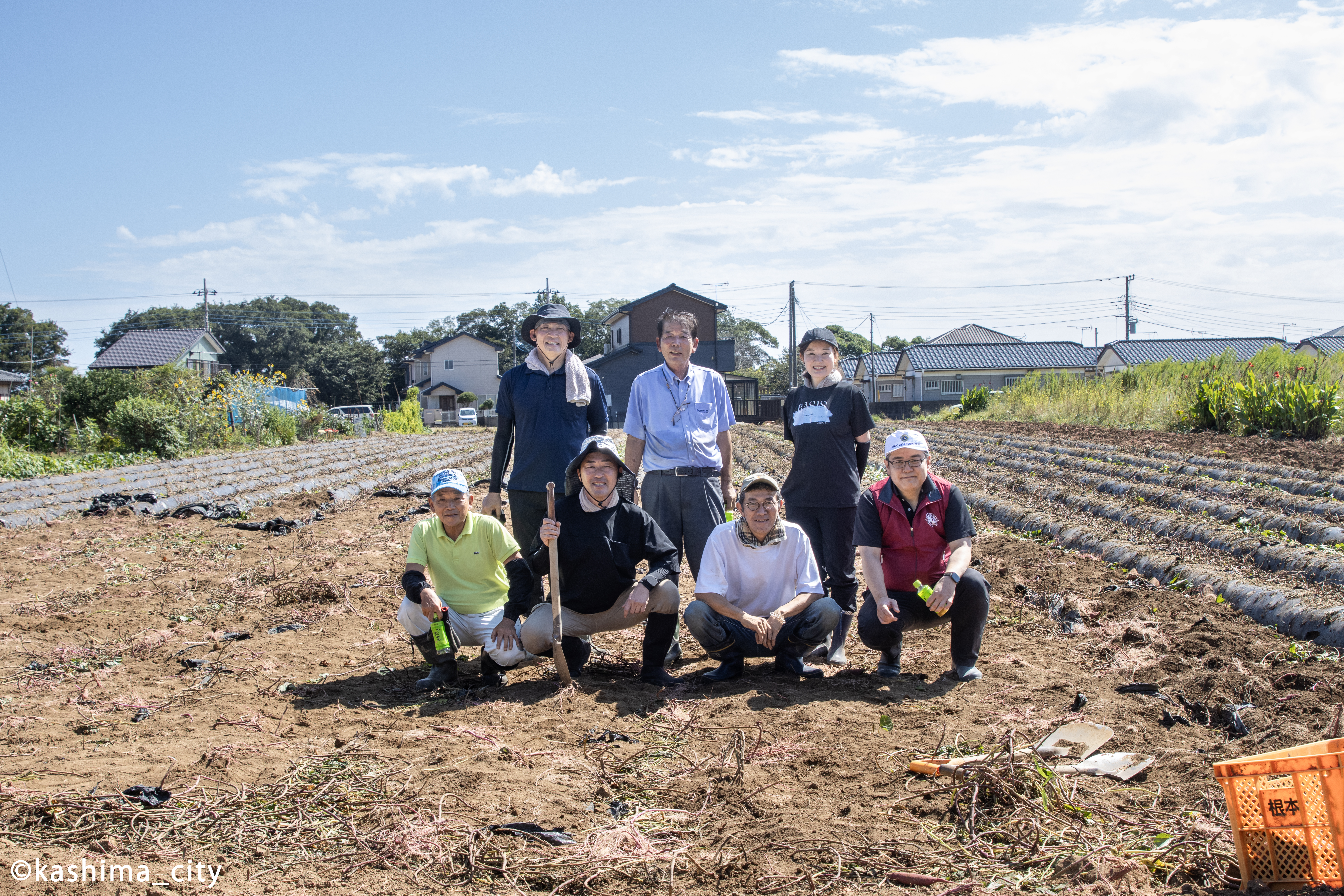 一緒にサツマイモを掘ってくれた地域の方々