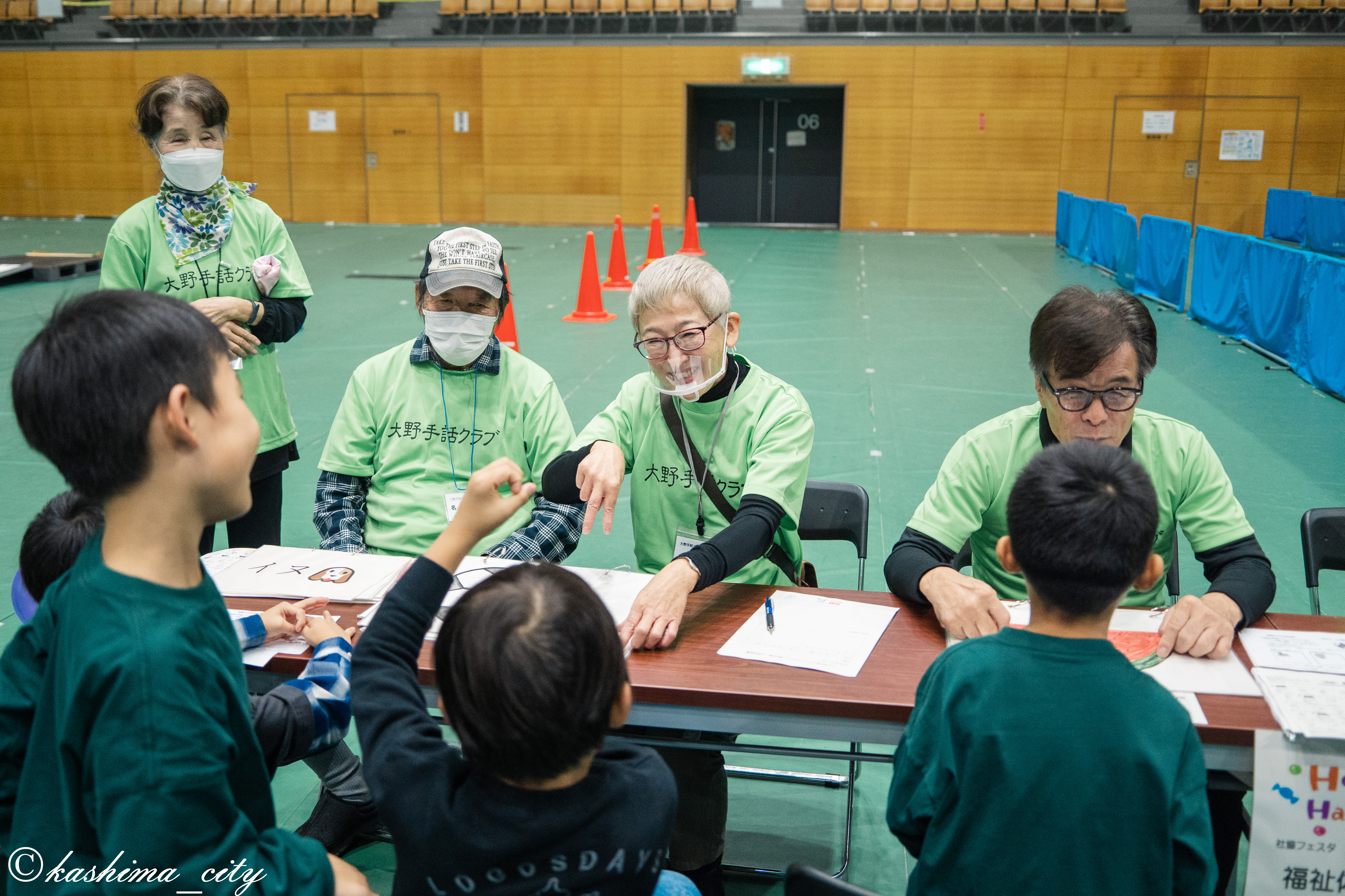 大野手話クラブの皆さんと子どもたち