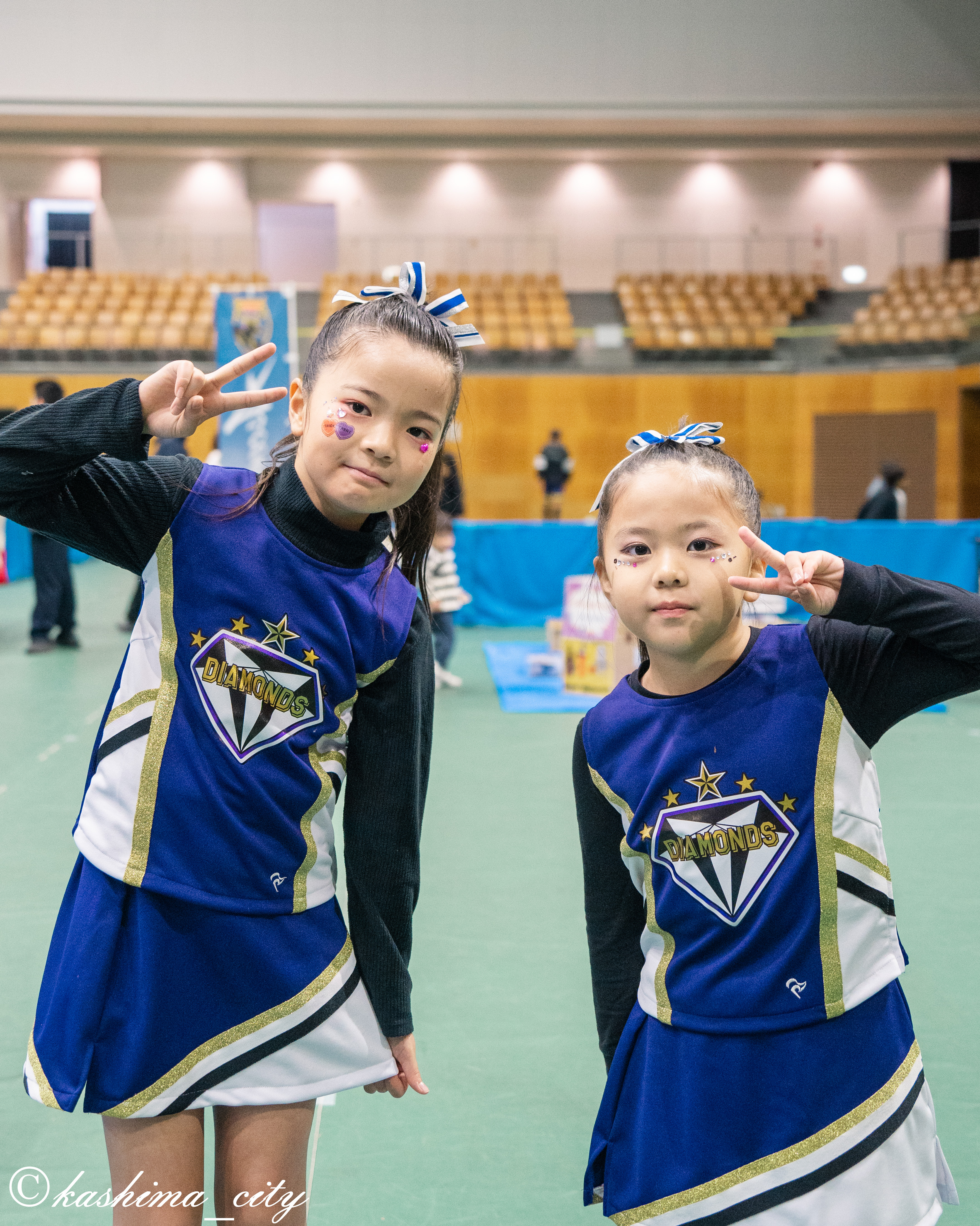 社協フェスタに来場したチアダンサーの女の子2人