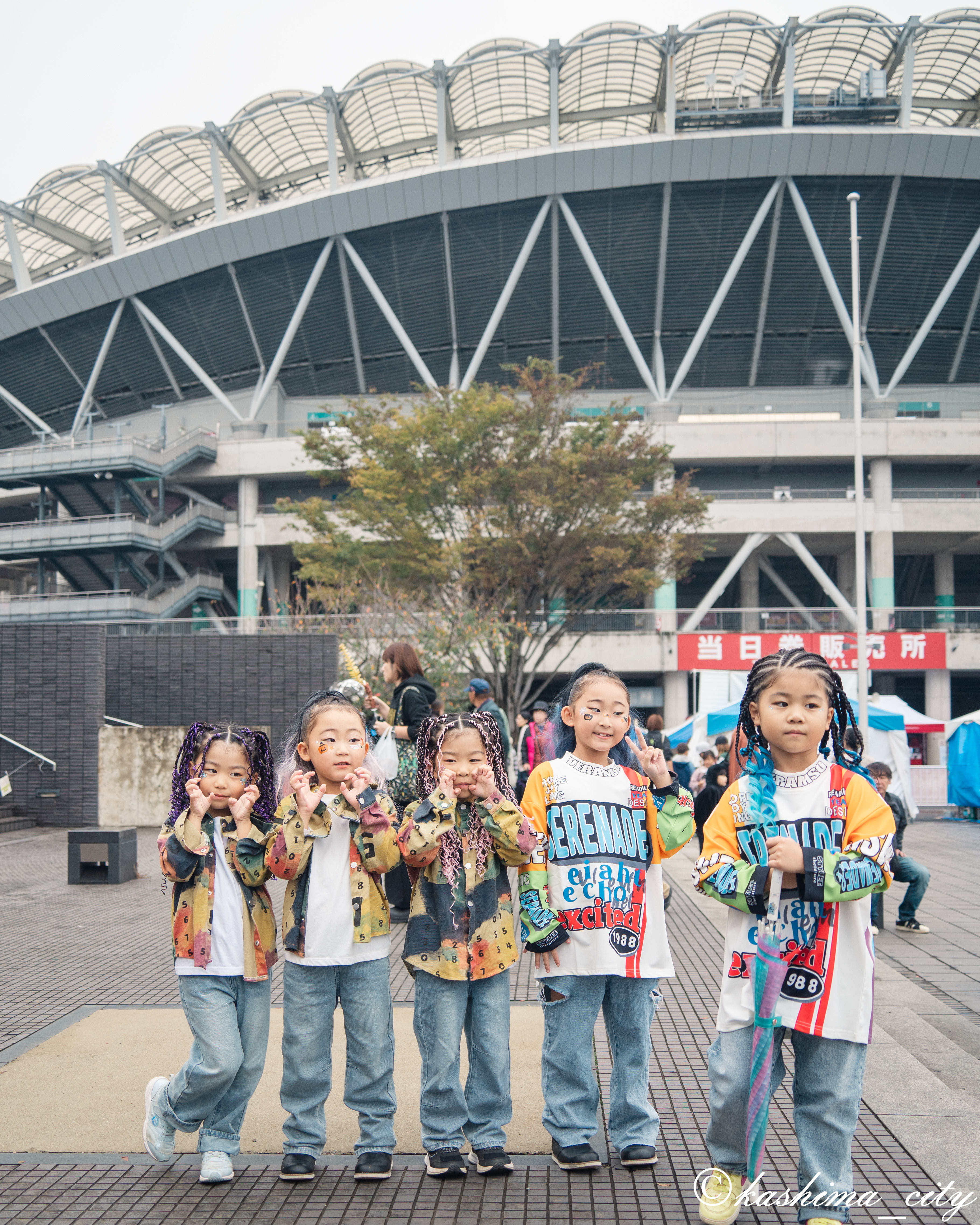 ダンスを披露し終えて鹿嶋まつりを楽しむ女の子5人