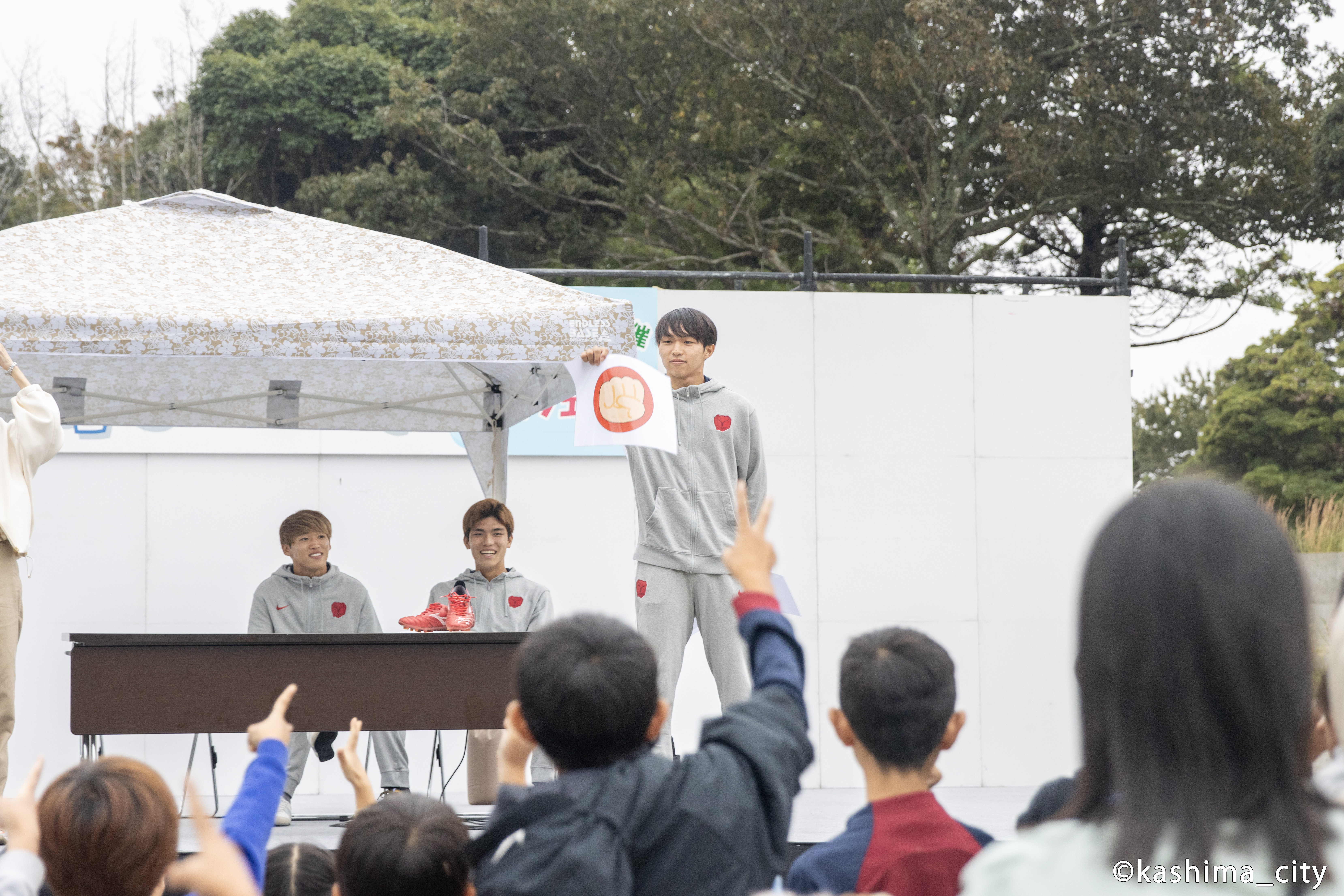 じゃんけん大会をする佐藤選手