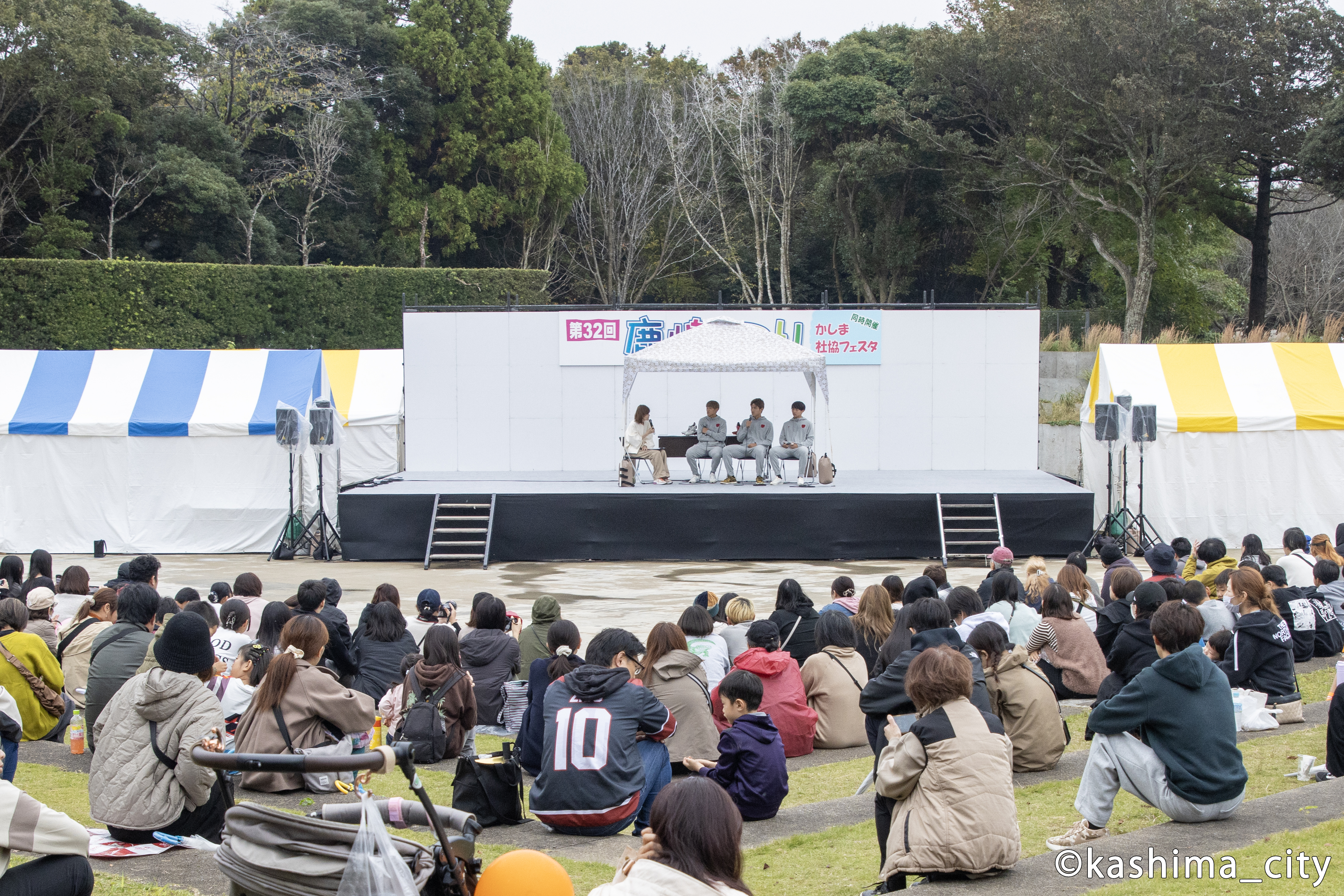 多くの観客がつめかけたトークショー
