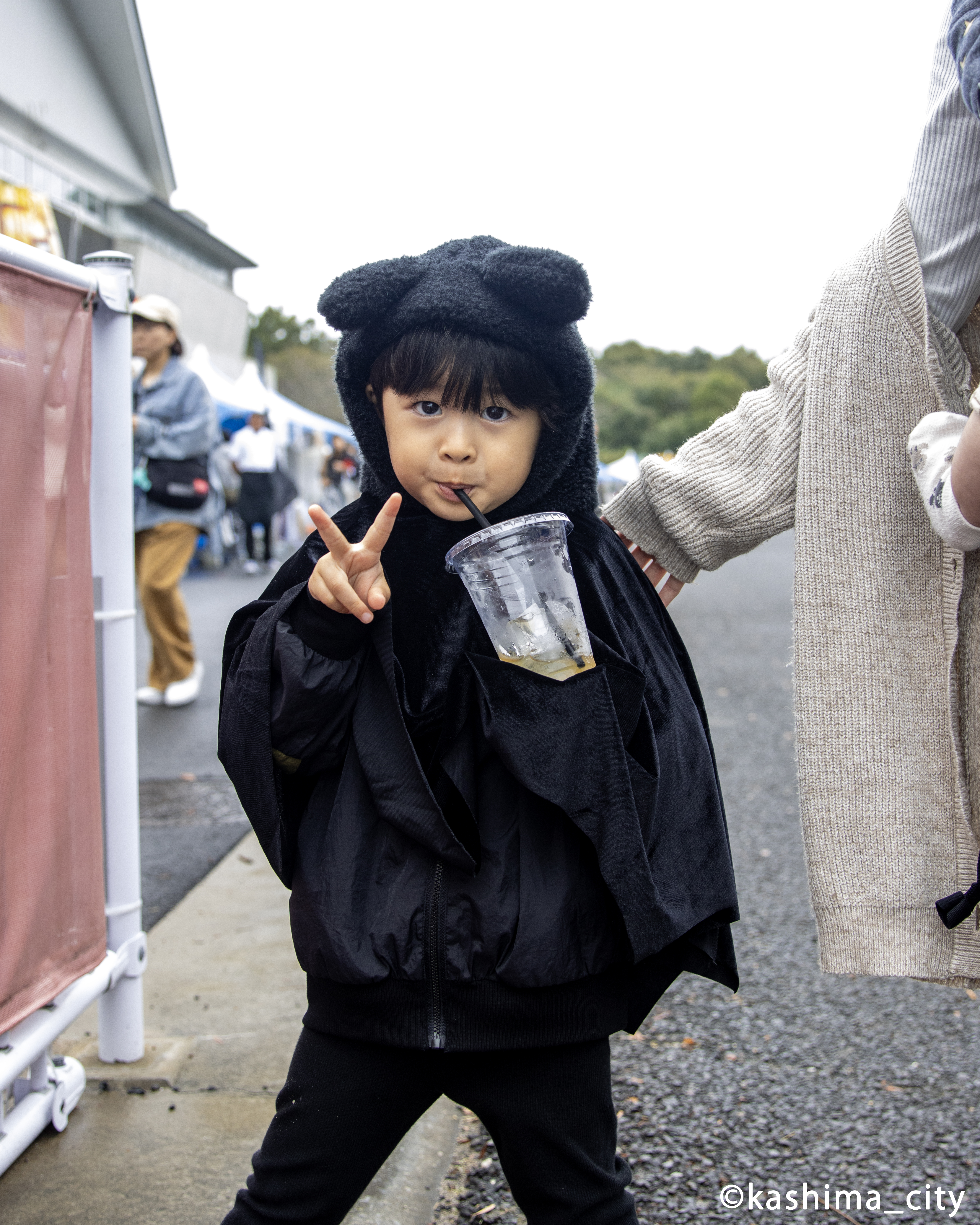 猫の仮装をした男の子