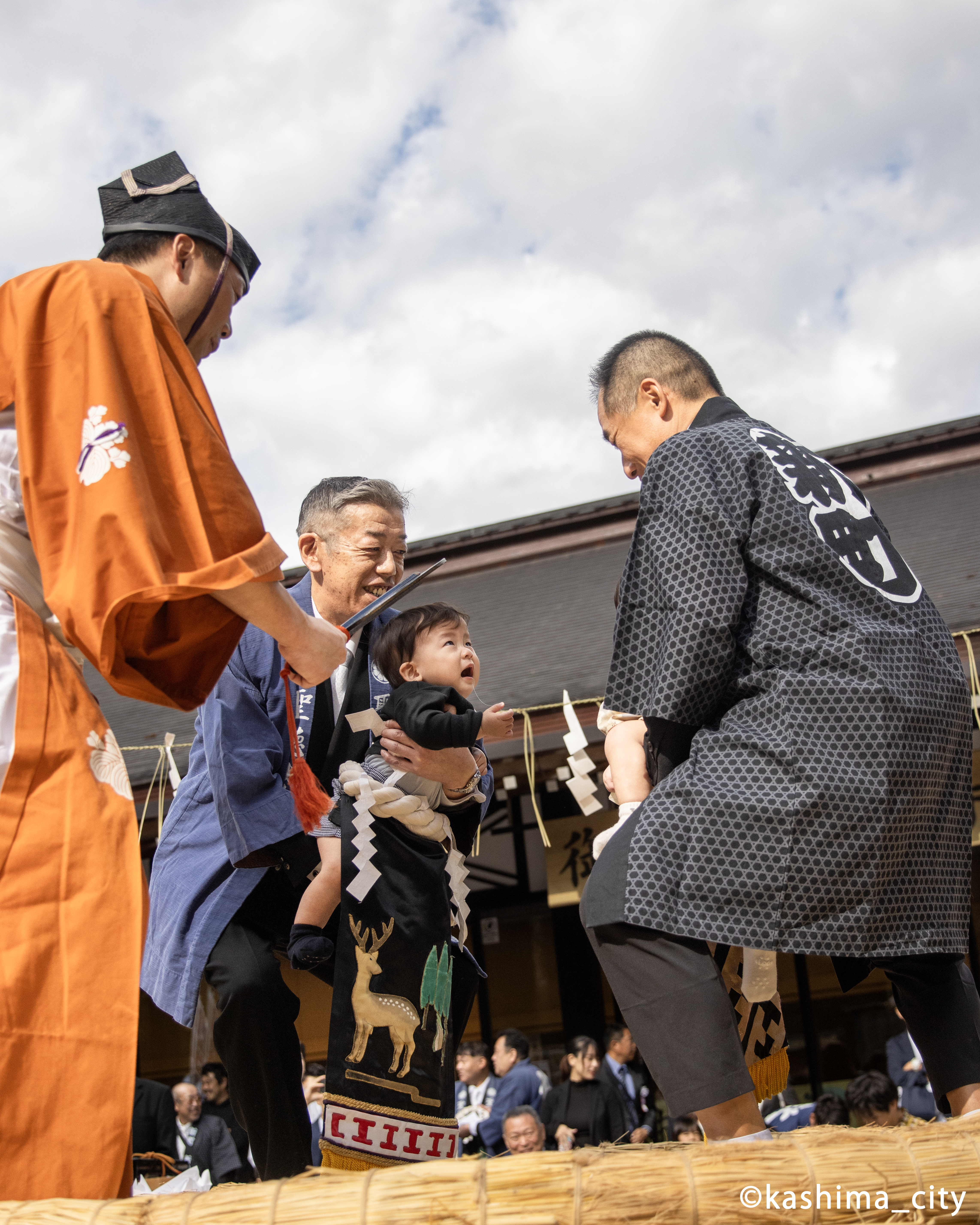 相手を怖がっている表情の豆力士