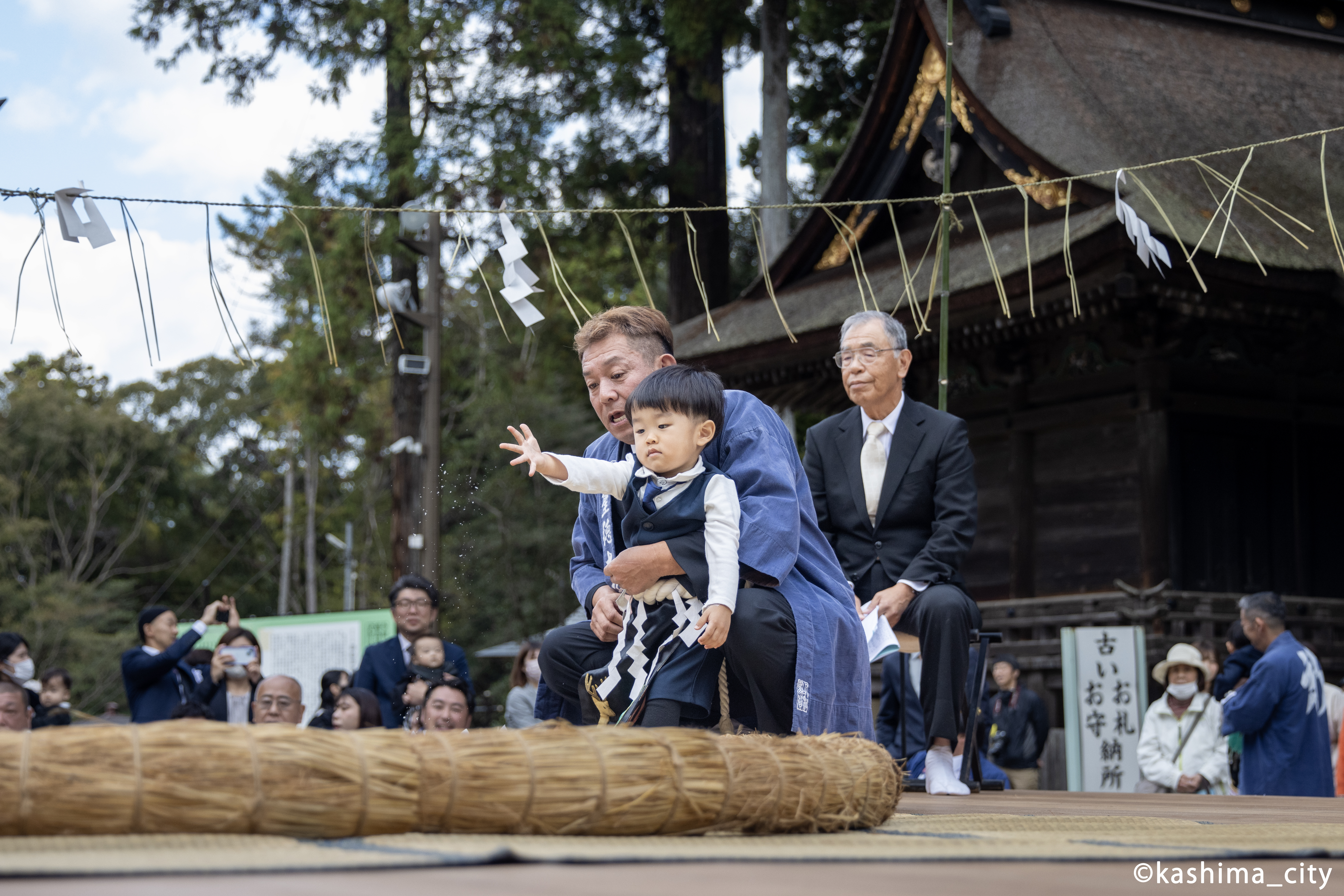 塩を投げる豆力士