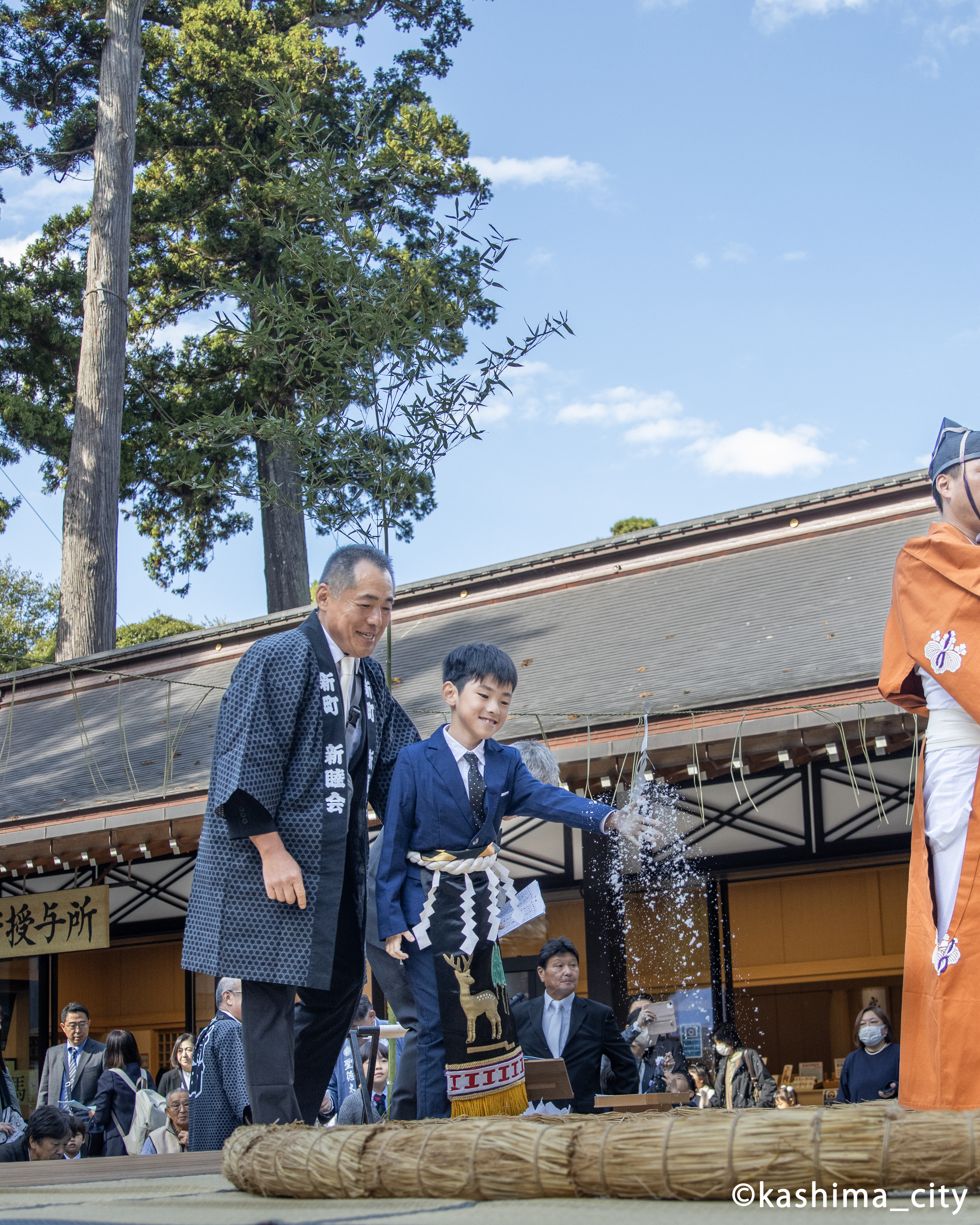 塩をたくさん掴んで投げる豆力士