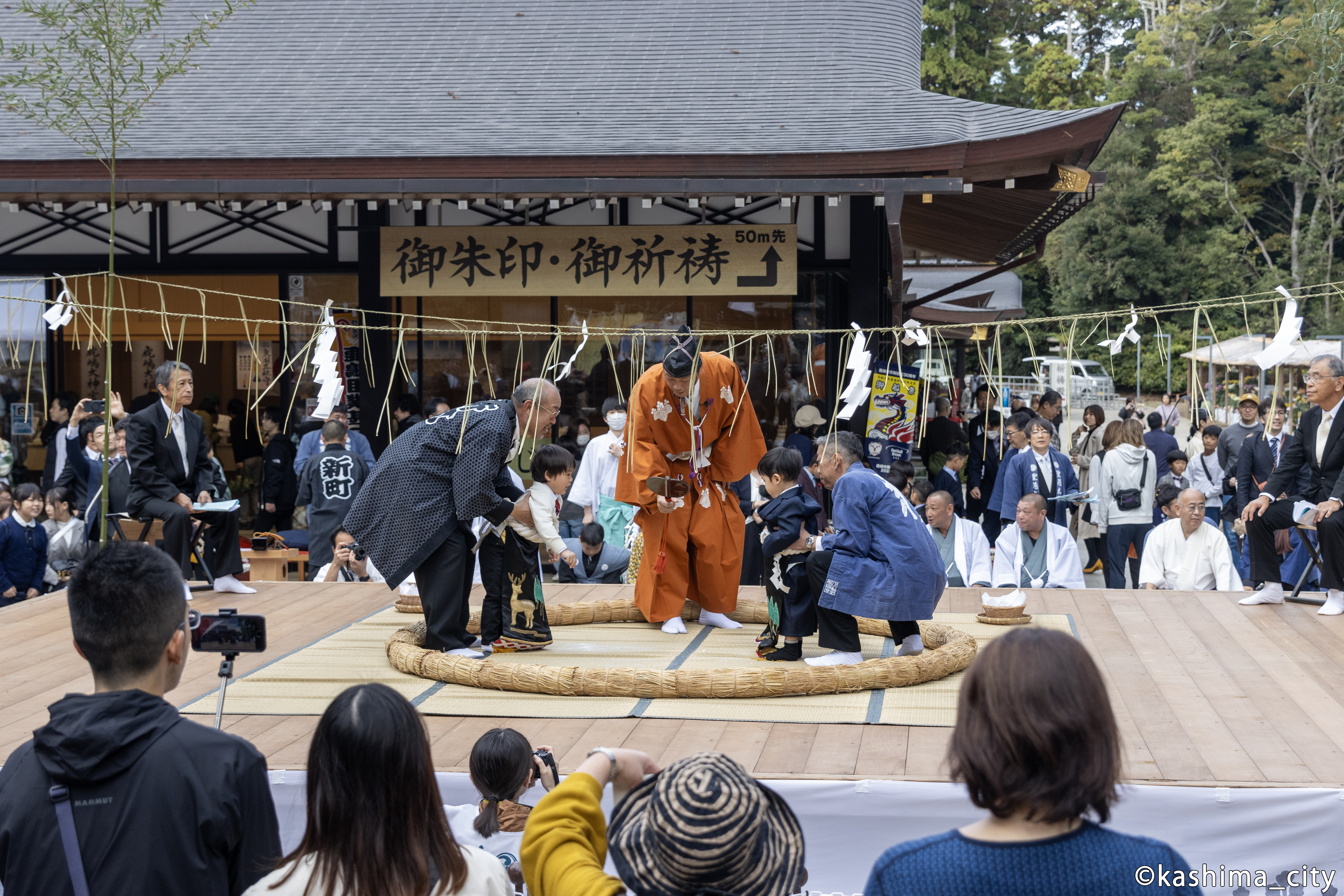 取り組みを応援する観客たち
