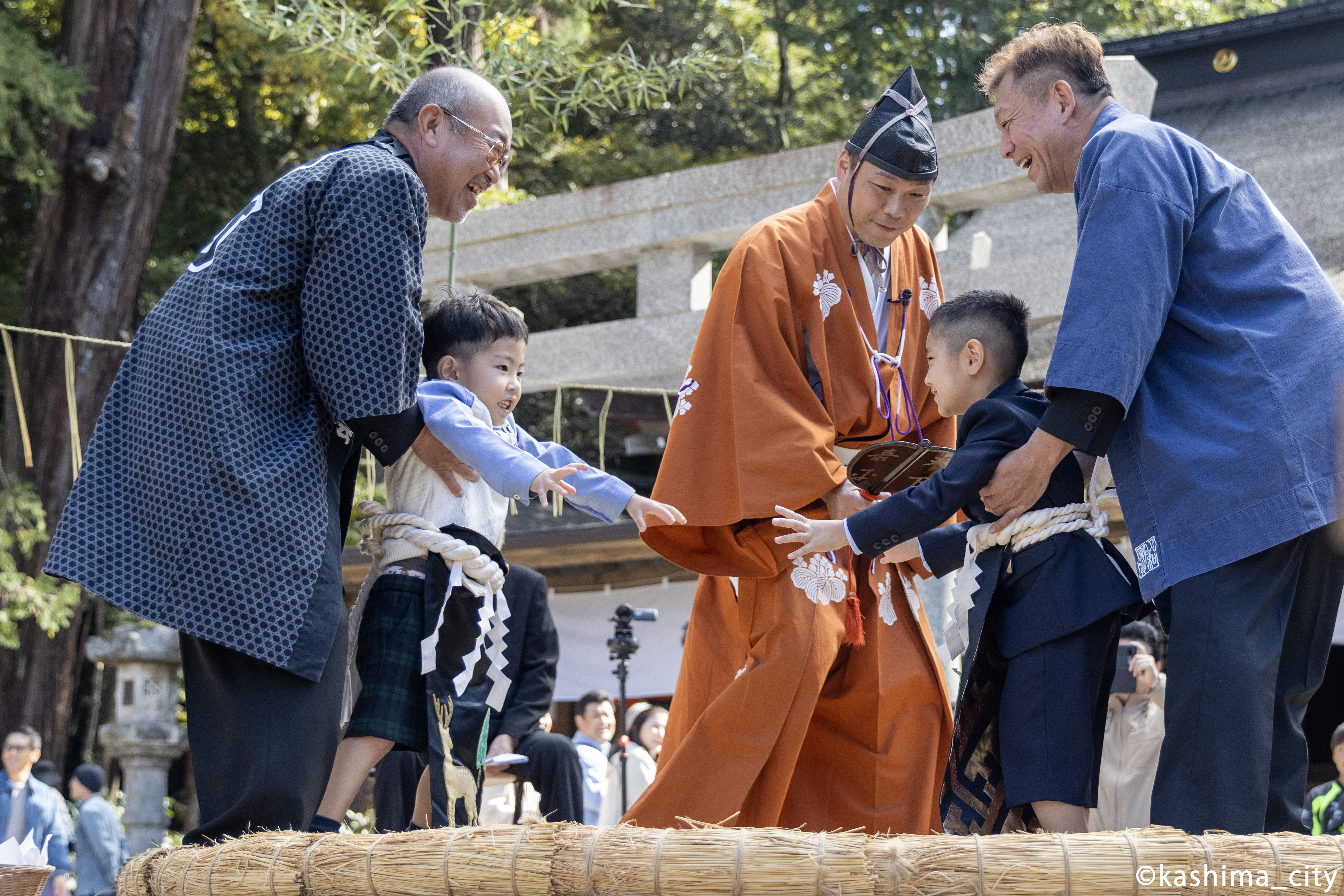 笑顔で相手に向かう豆力士たち