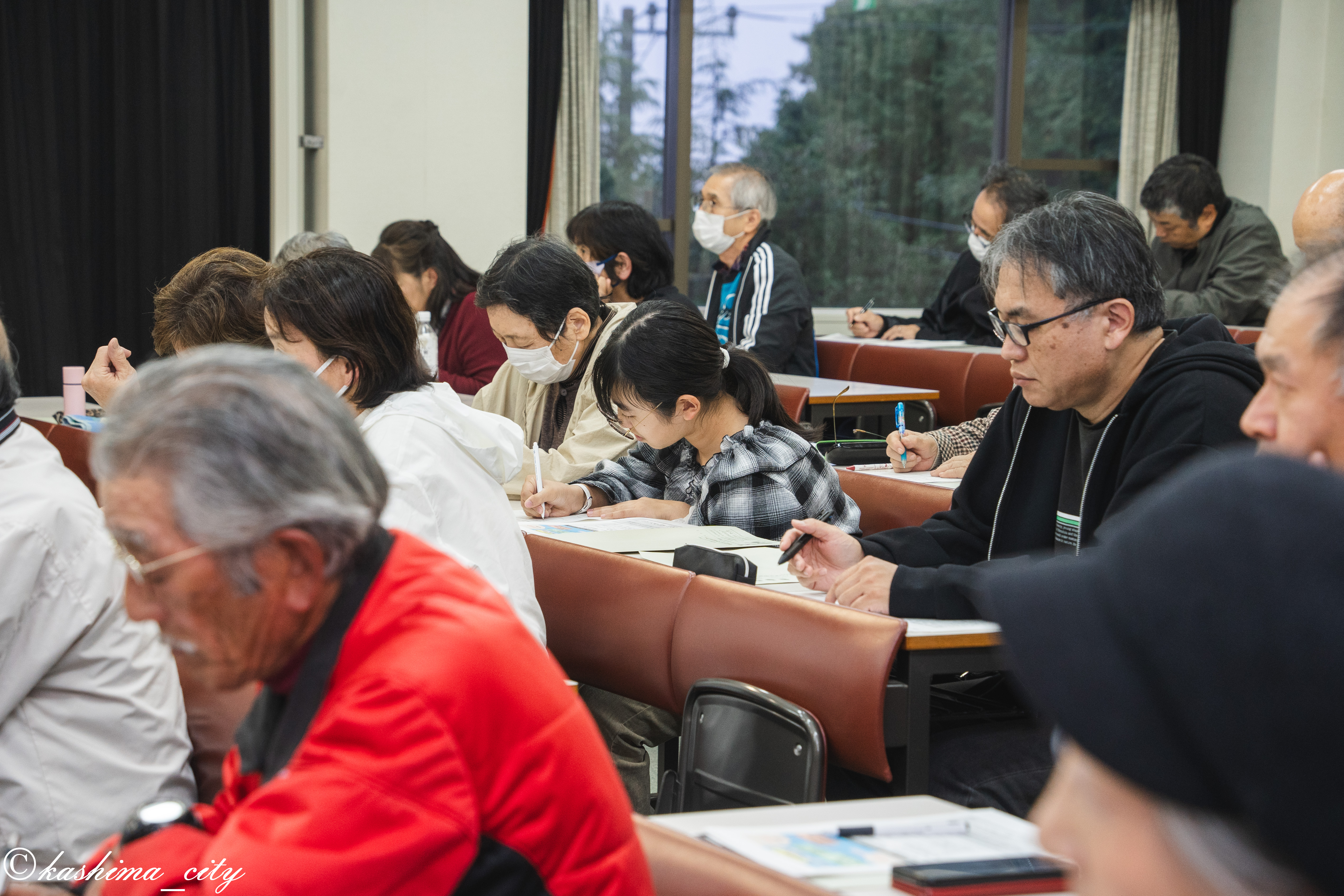 熱心に耳を傾ける市民の方