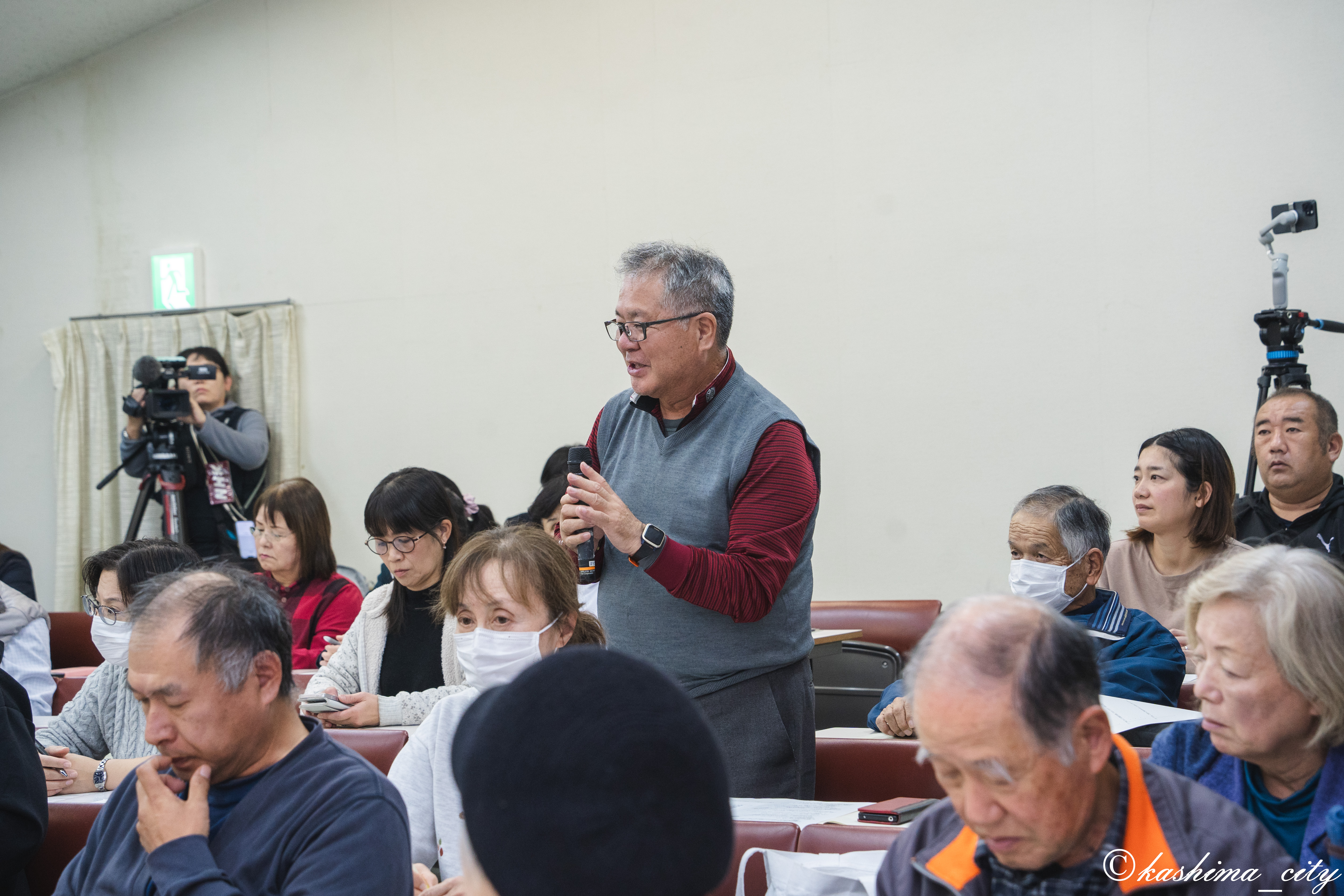 質問をする市民の方