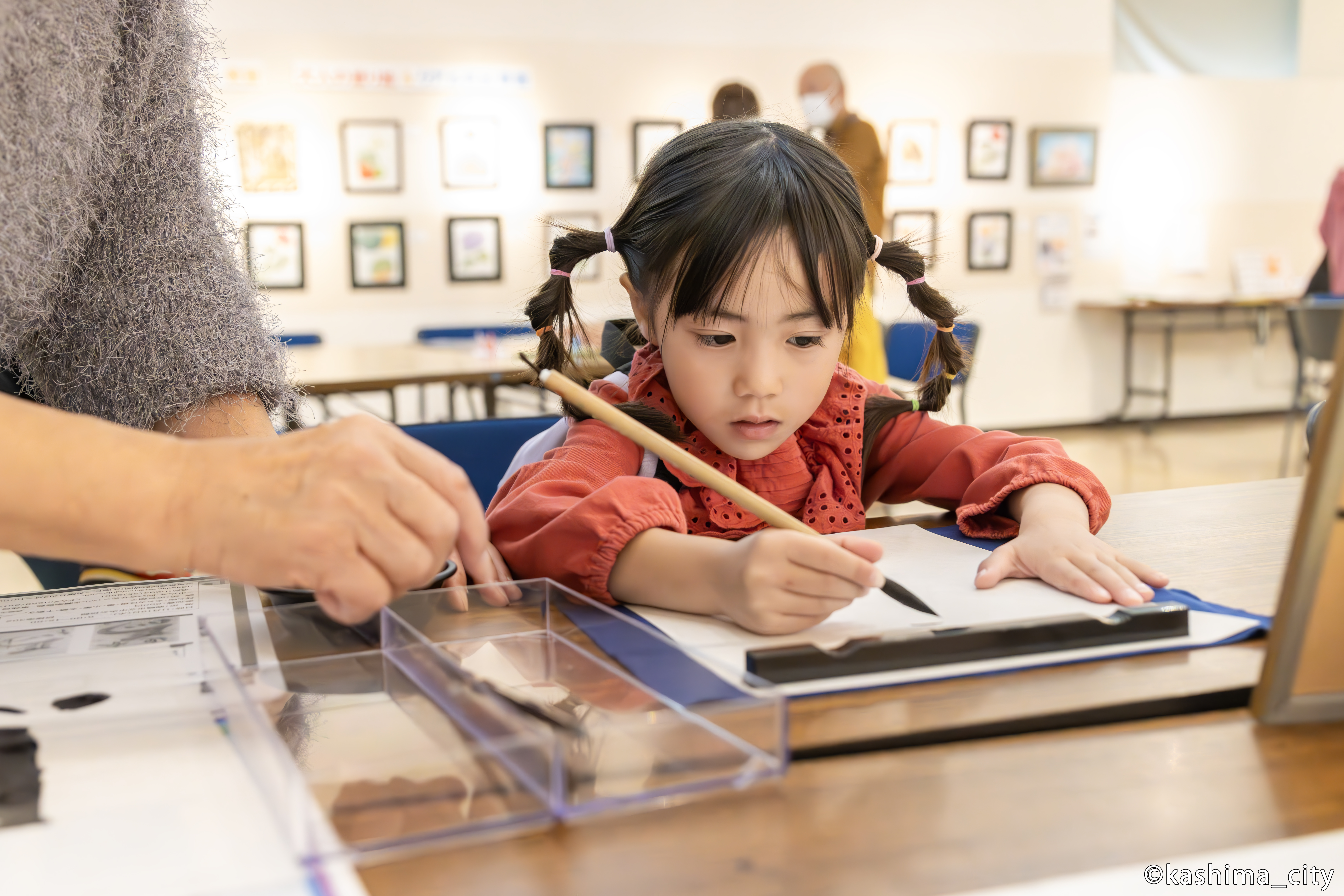 書道体験をする小さな女の子