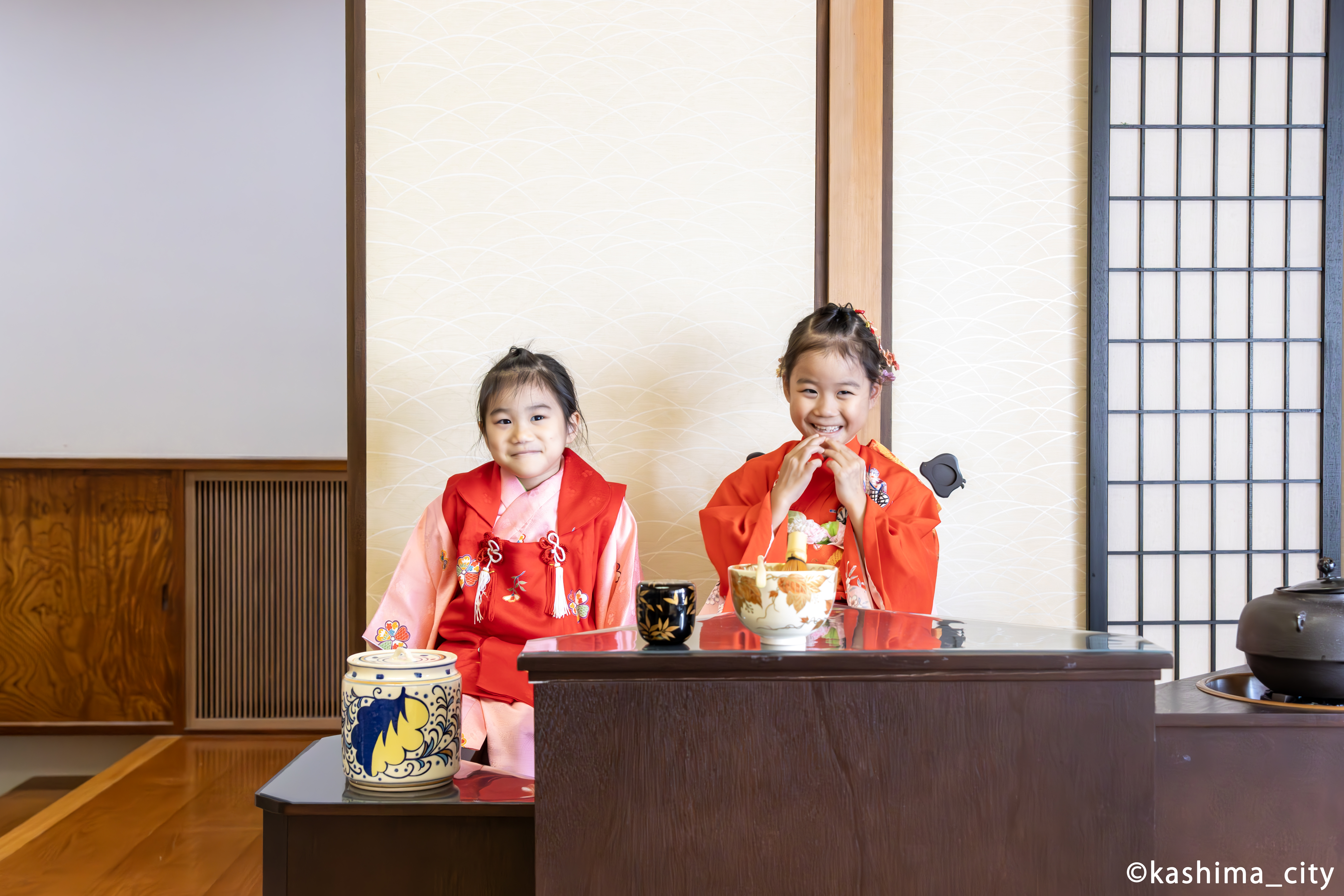 茶道体験の受付をしていた着物を着た女の子2人