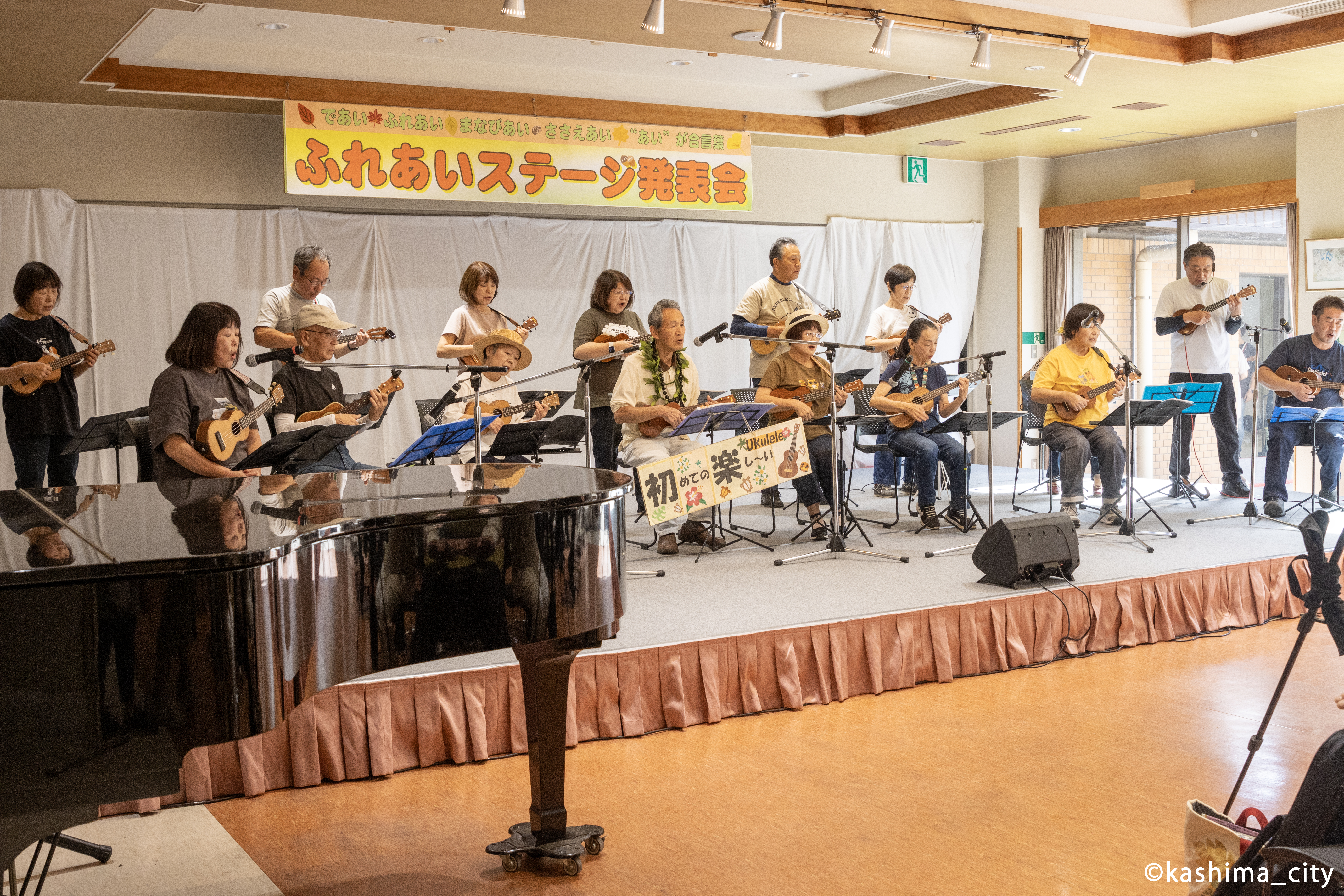 ウクレレ演奏のステージ