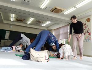 ママといっしょにダウンドッグ