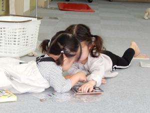 仲良くシール遊び