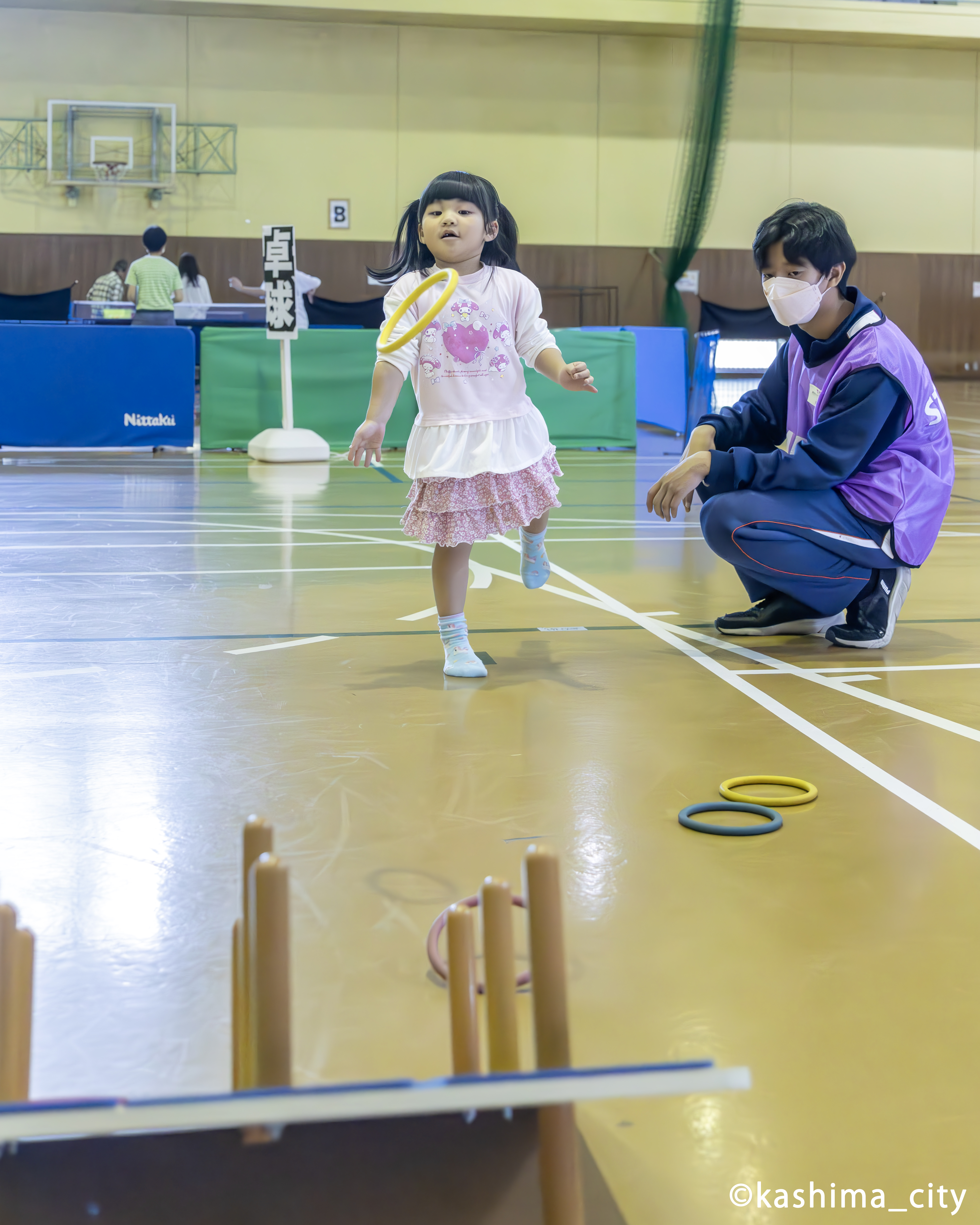 輪投げをする女の子