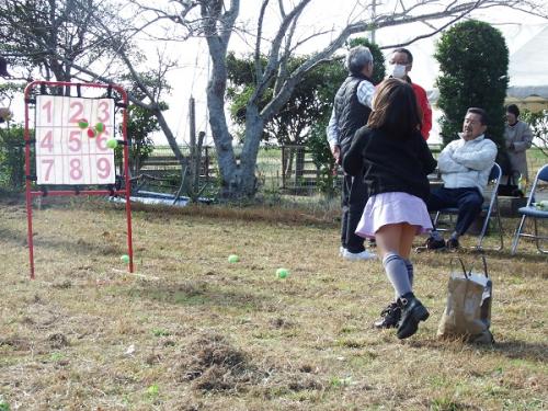 ストラックアウトで遊ぶ子ども