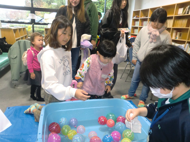 水ヨーヨーを釣る子どもたち