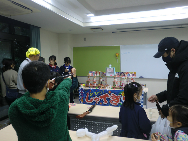 射的をする子どもたち