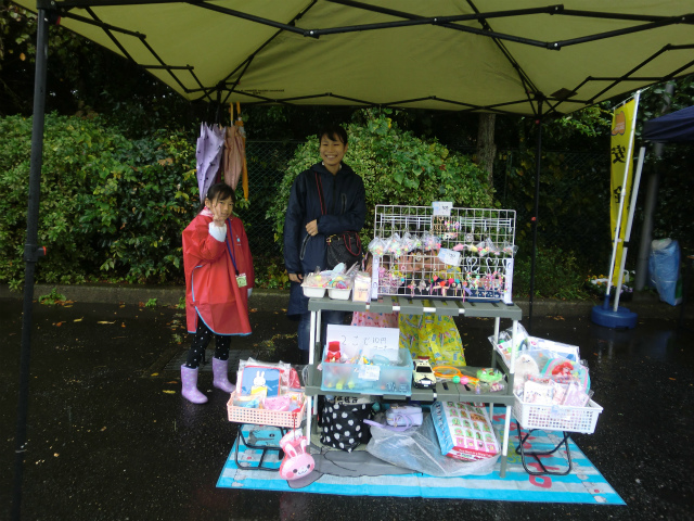 大雨の中小物を売る兄弟
