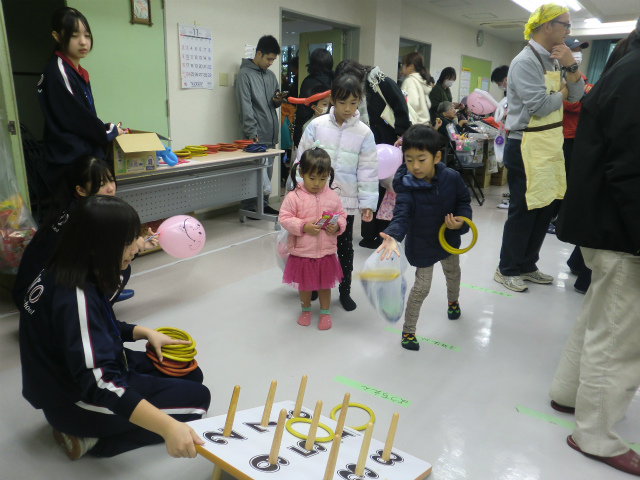 輪投げをする子どもたち