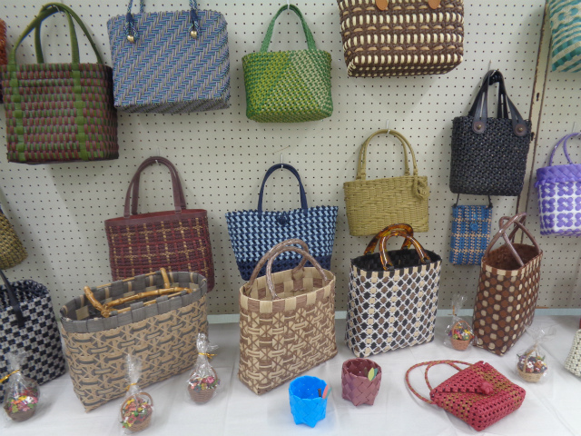 クラフトバックを展示するかしまクラフトクラブ