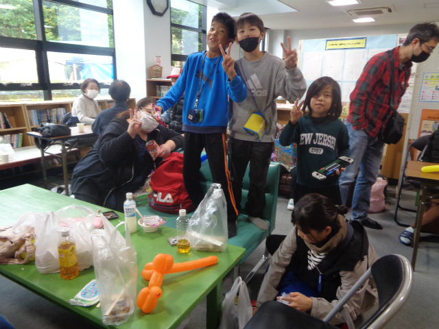 まつりを楽しむ子どもたち