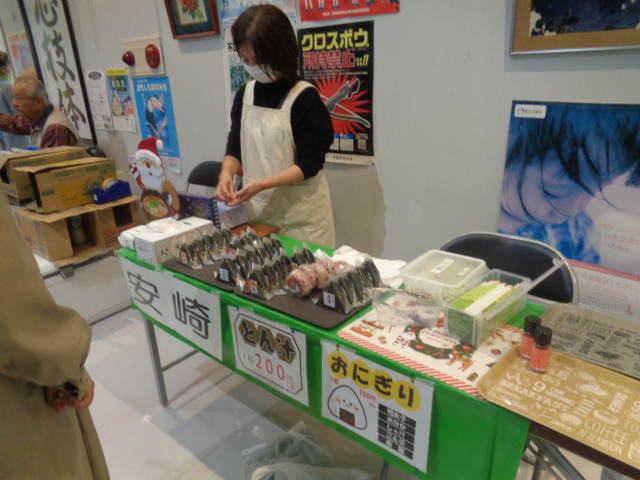 豚汁とおにぎりを販売する安崎区