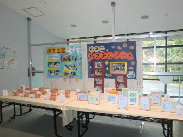 小学生が作成した土器とパステルアート作品展示