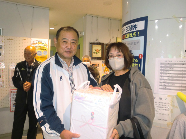 1等の商品をもらう女性