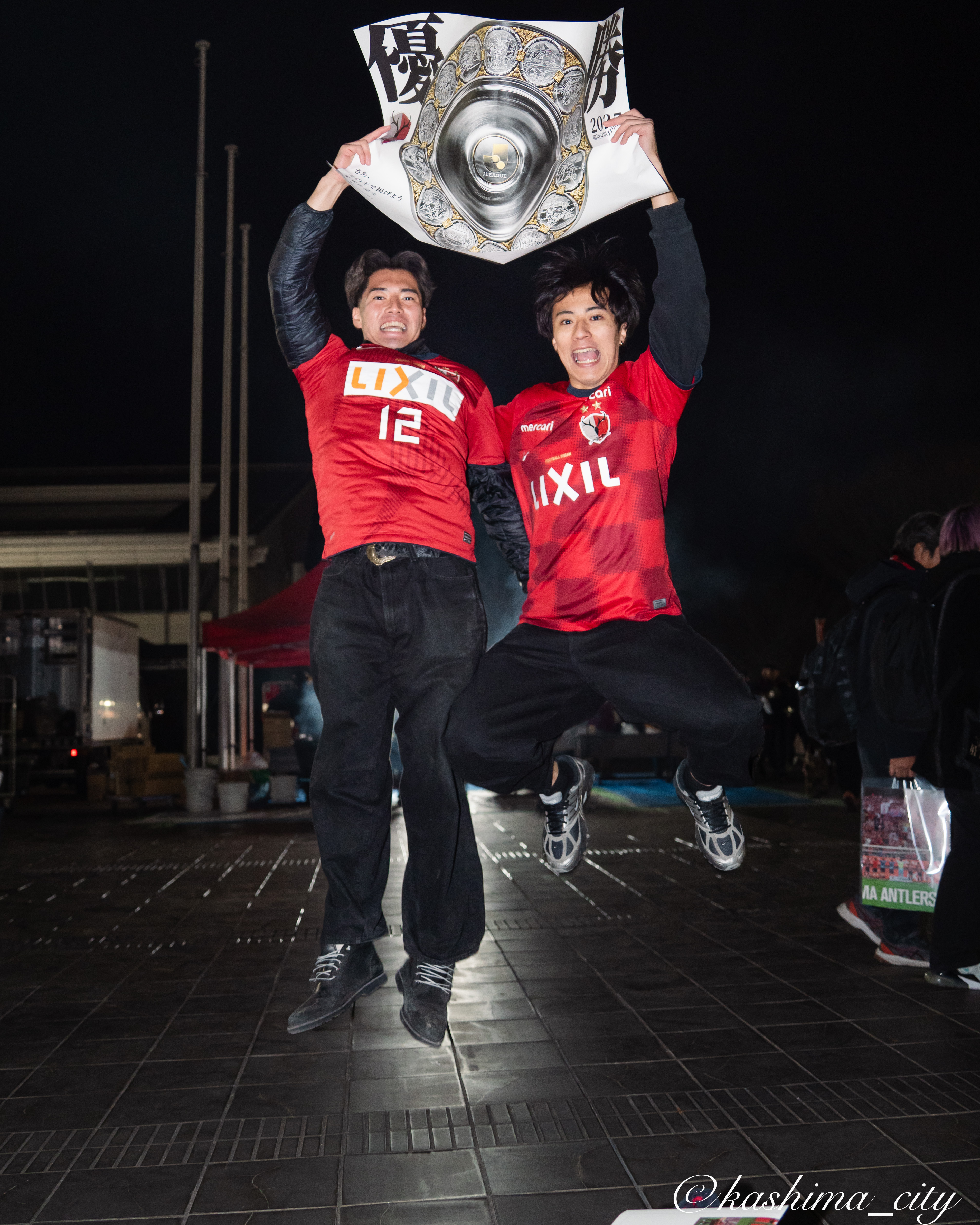 優勝を喜ぶサポーター