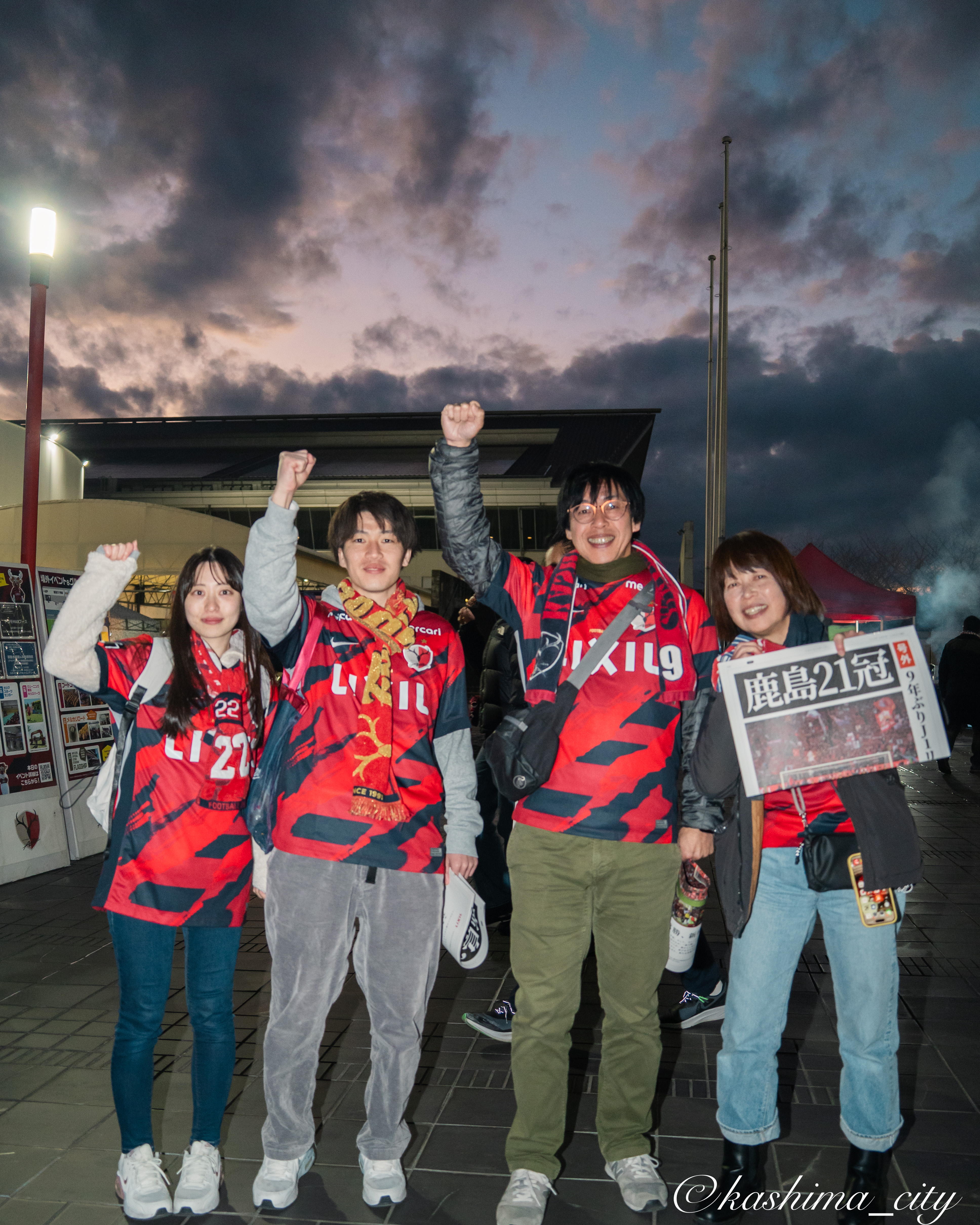 優勝を喜ぶサポーター