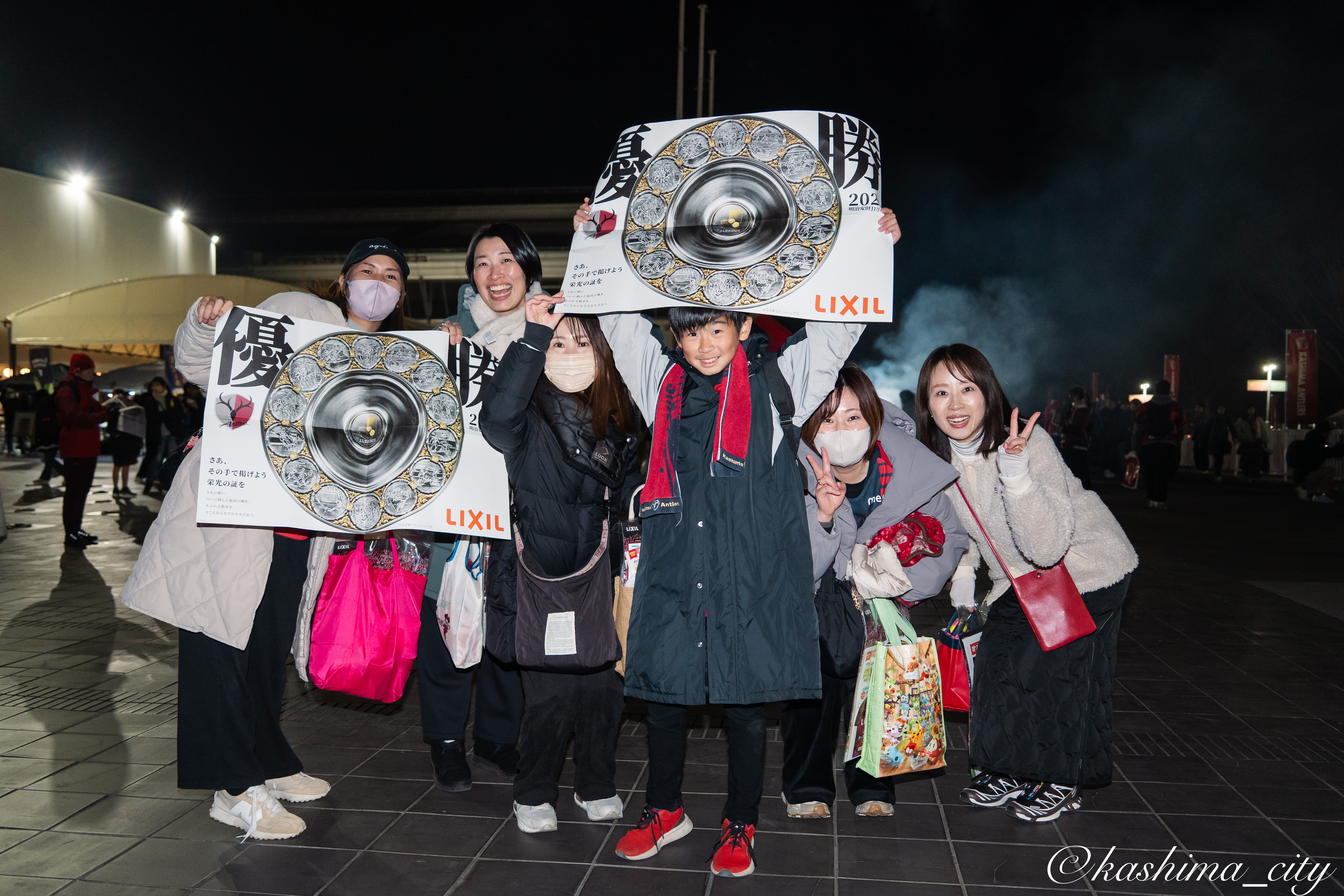 優勝を喜ぶサポーター