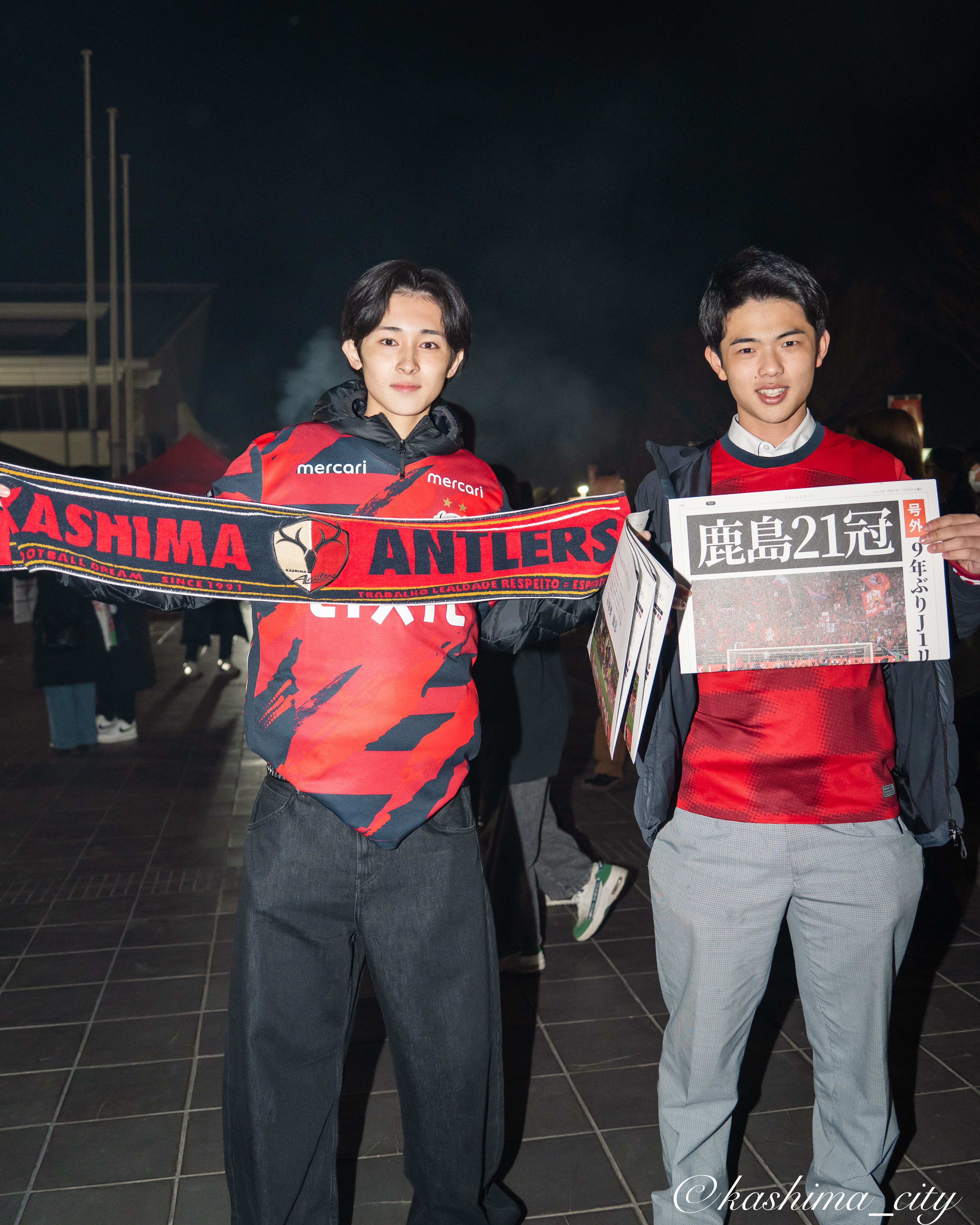 優勝を喜ぶサポーター