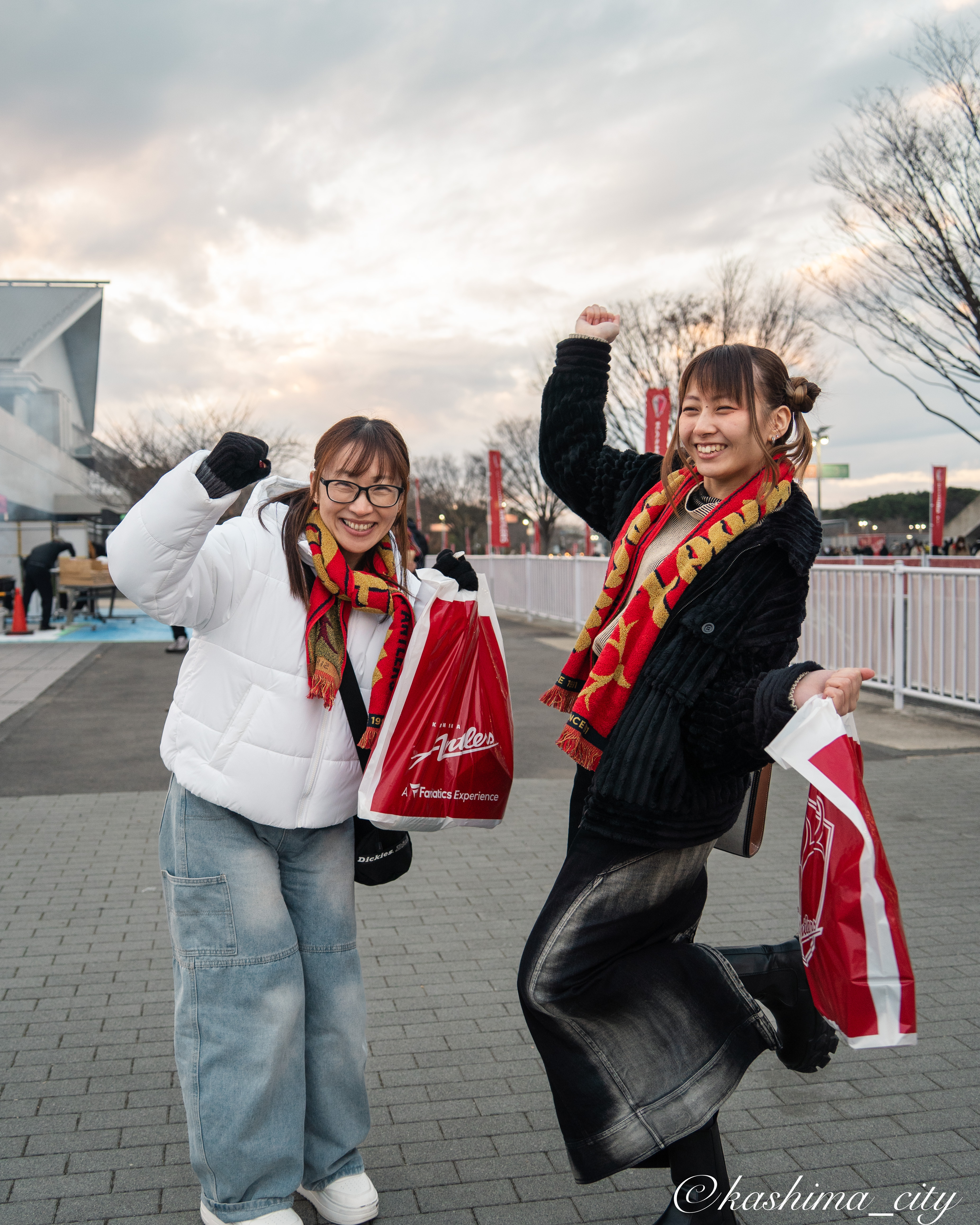 優勝を喜ぶサポーター