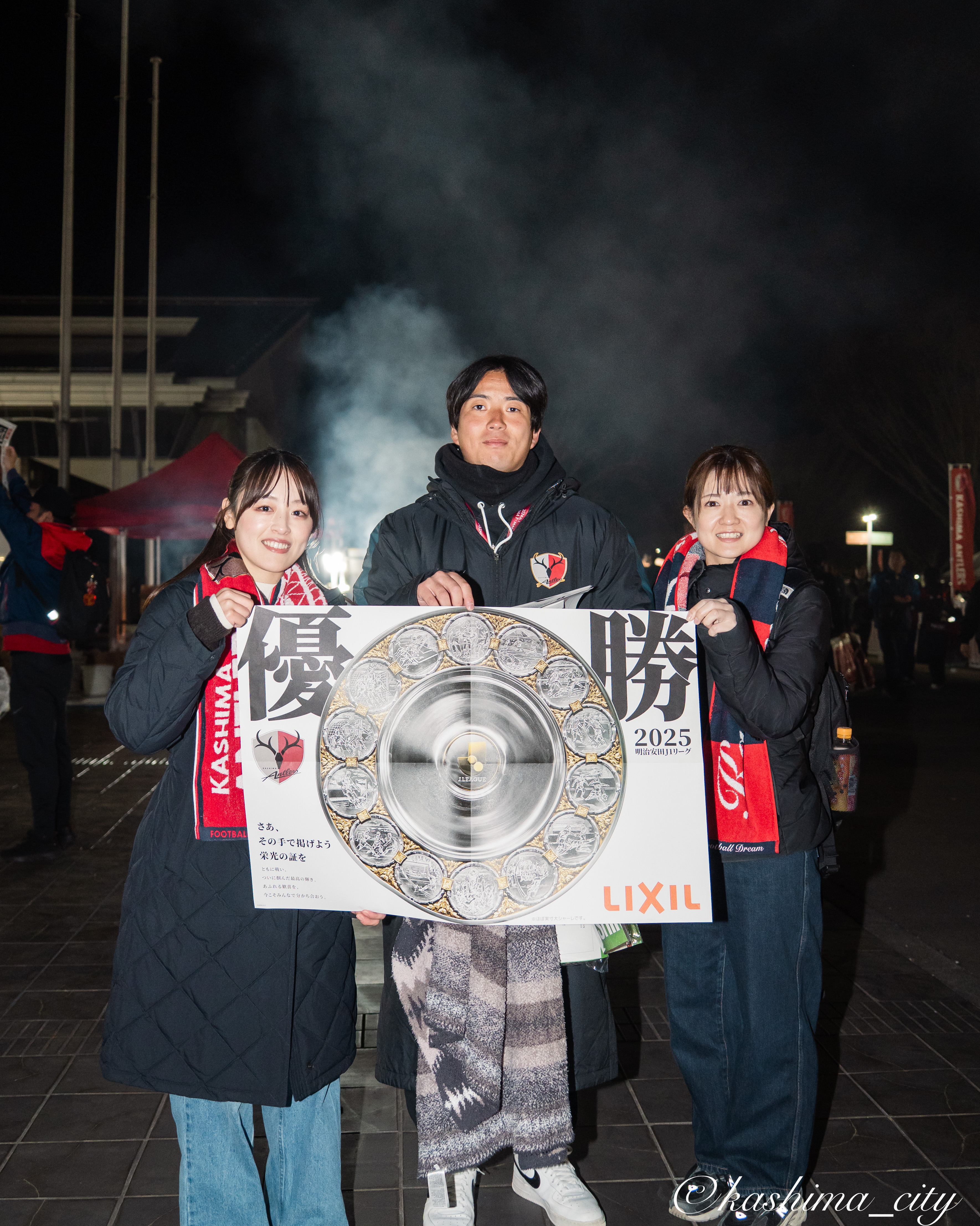 優勝を喜ぶサポーター