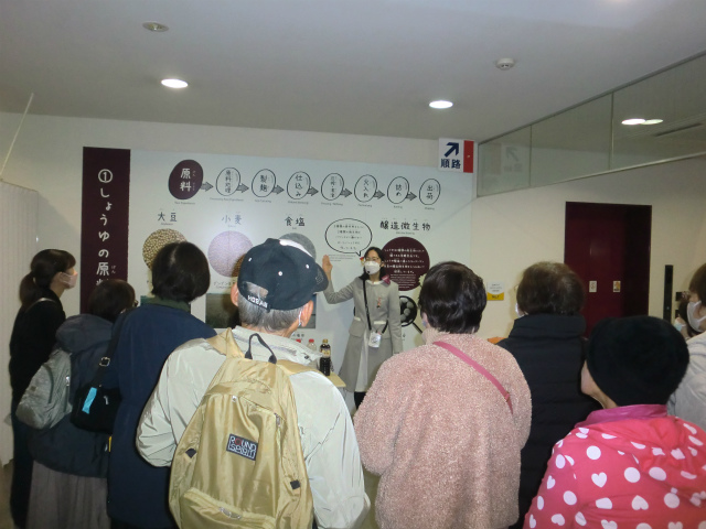 しょうゆの作り方の説明を聞く参加者