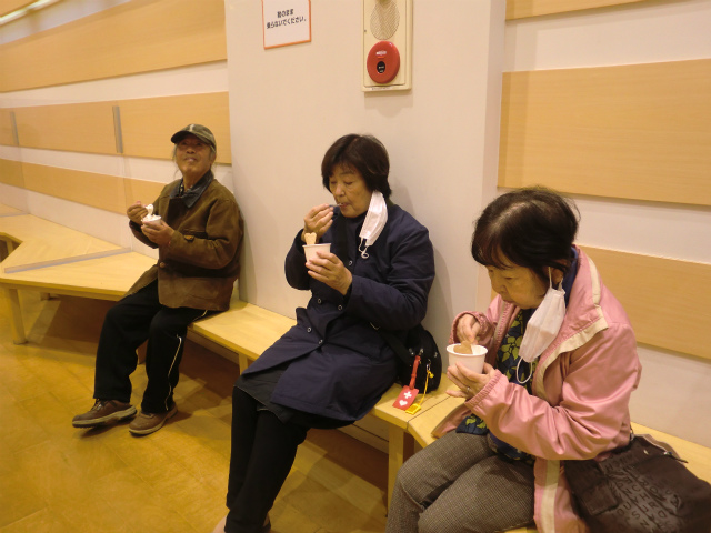 しょうゆソフトクリームを食べる参加者たち