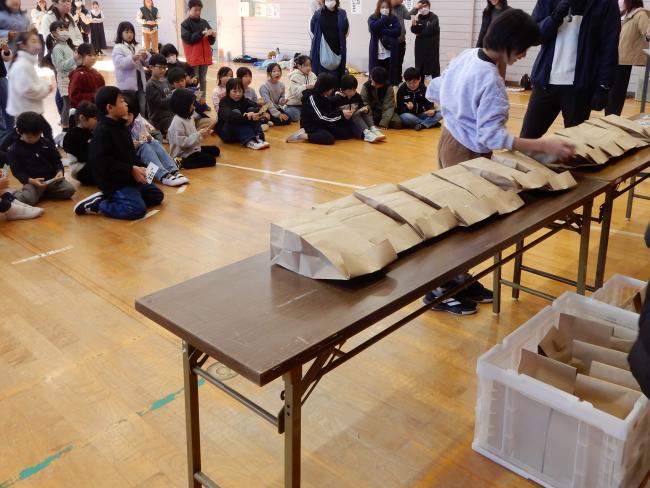 ビンゴの賞品を選ぶ子どもの様子