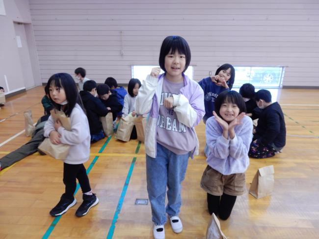 指令ポーズのカードを引いて,かわいいポーズをする子ども達