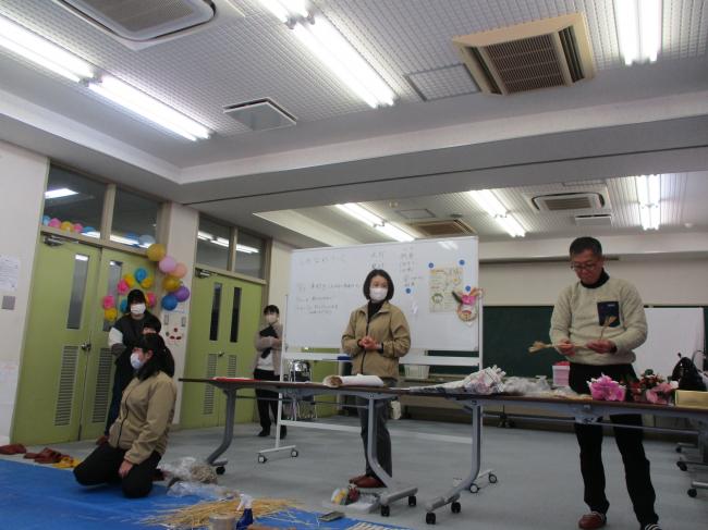 お正月飾りの作り方を説明する講師の皆さんの様子