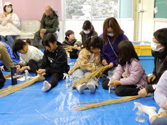 親子でしめ縄作りに挑戦している様子