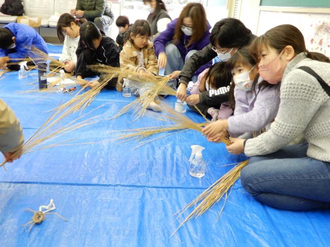 しめ縄作りをしている子ども達の様子