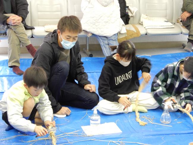 上手にしめ縄が編めてきている様子