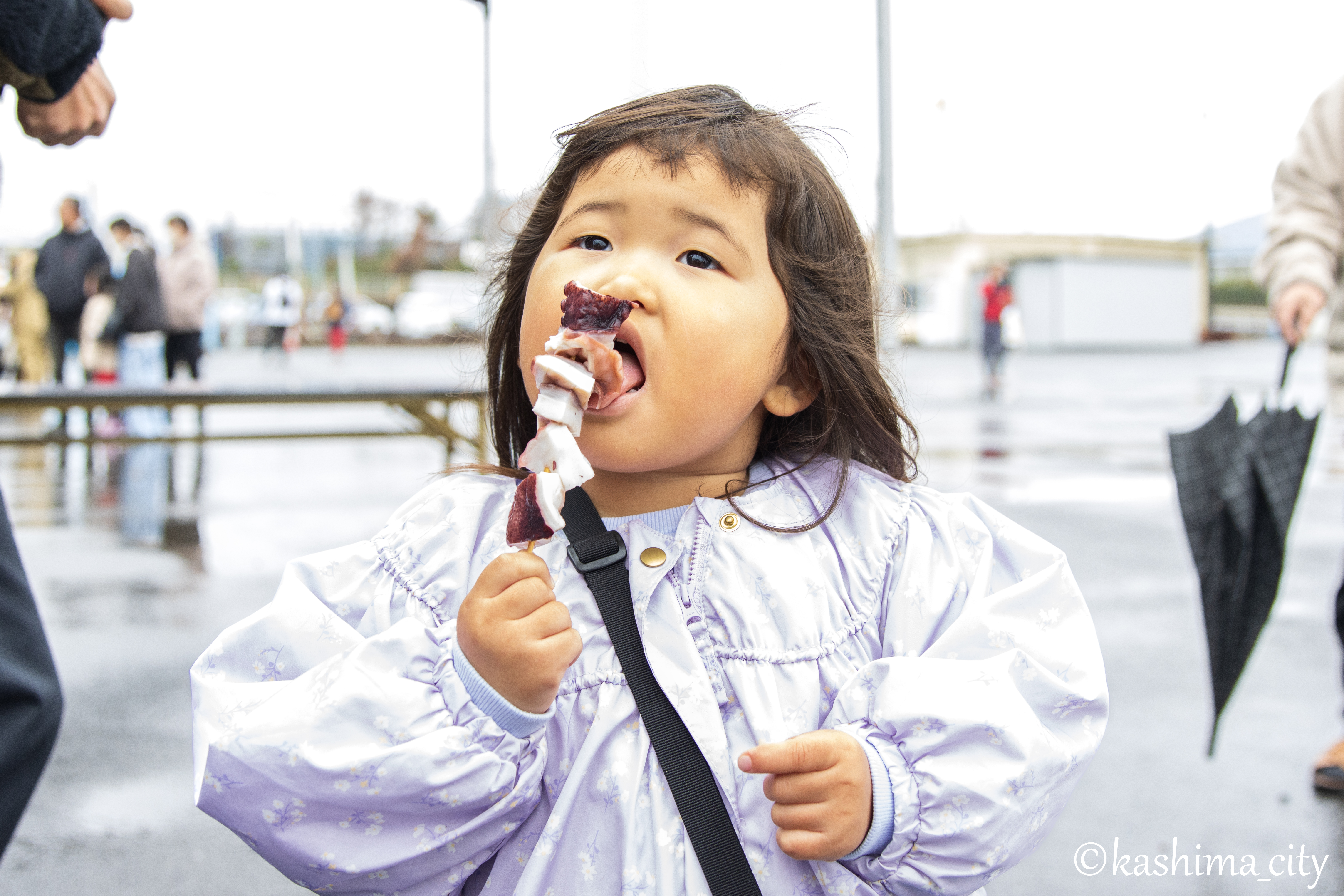 たこ串を食べる女の子