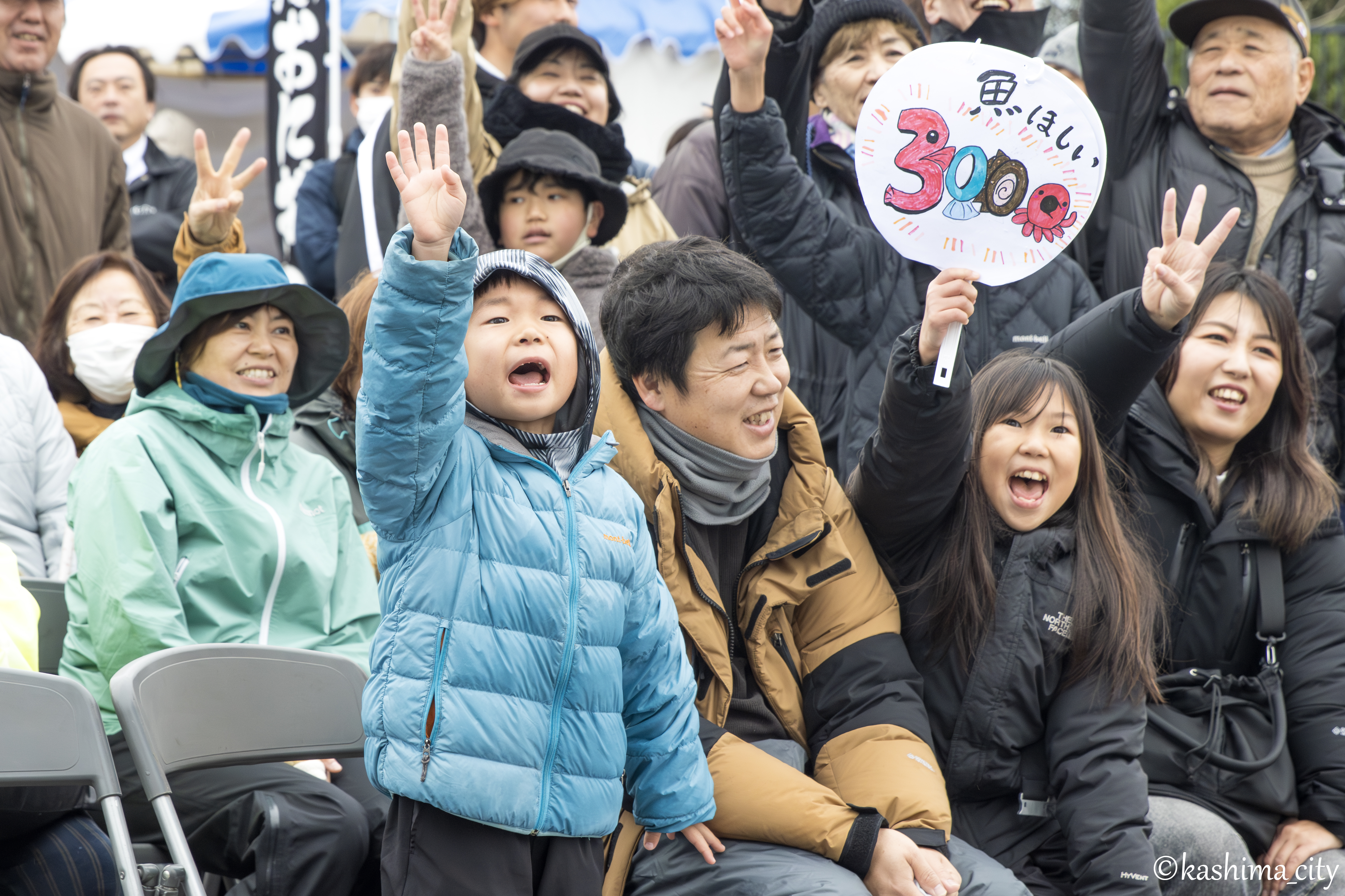模擬セリに参加する来場者