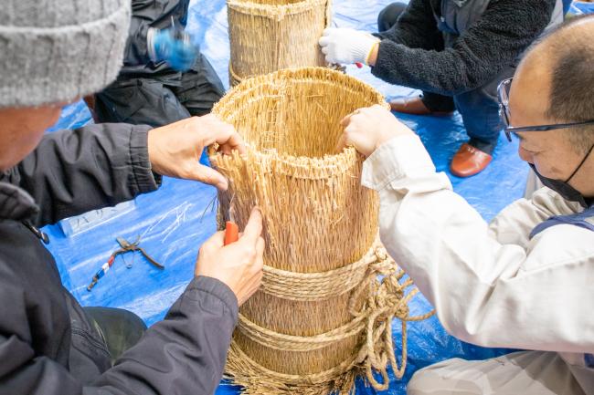 むしろの糸をほどいて土台づくり