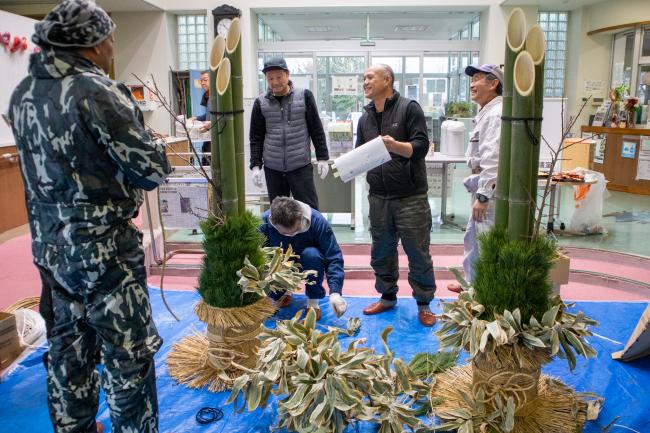 笹の葉を差し込んでいる様子